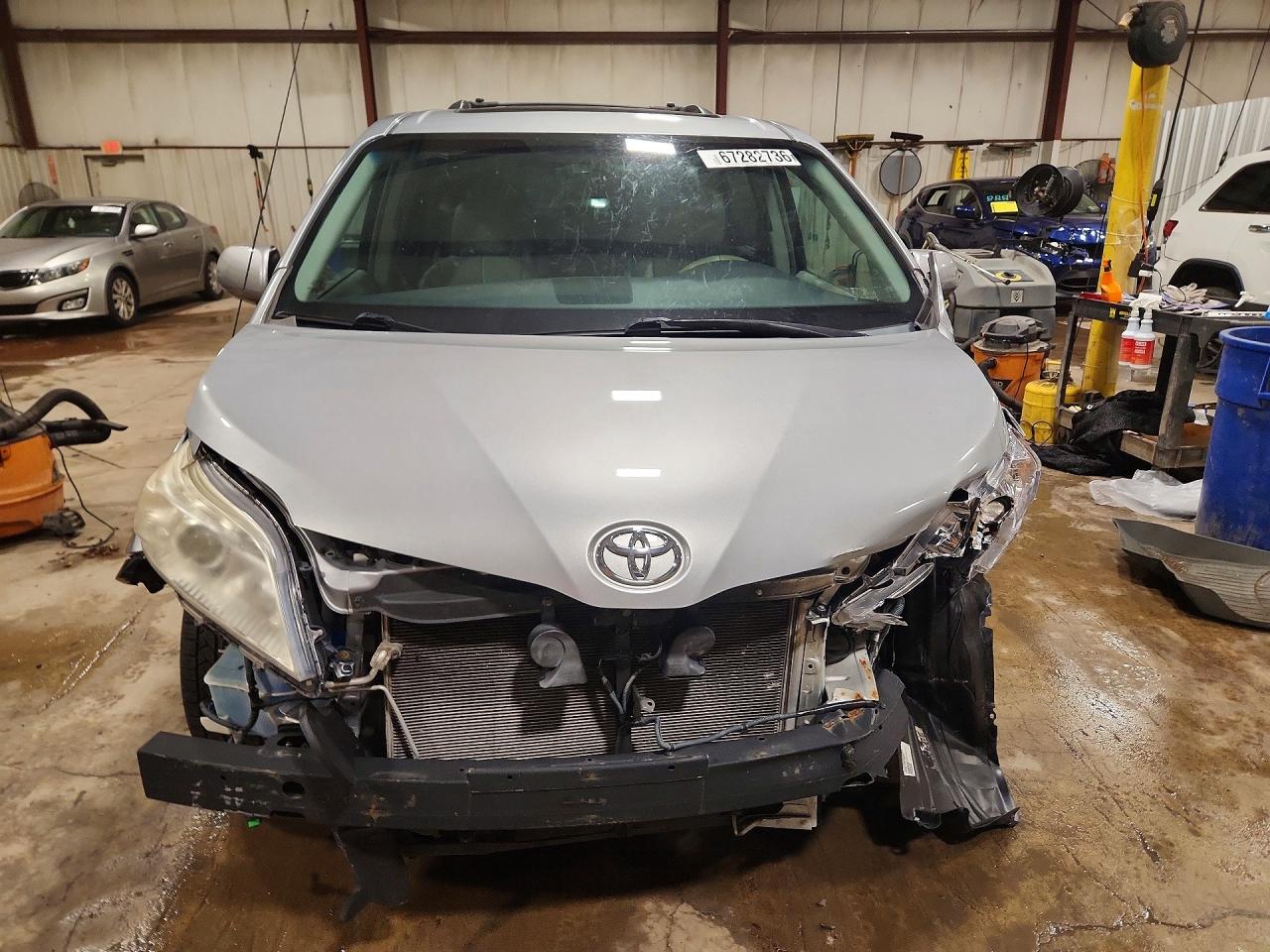 2014 Toyota Sienna Xle 8-passenger Silver vin: 5TDYK3DC9ES464217