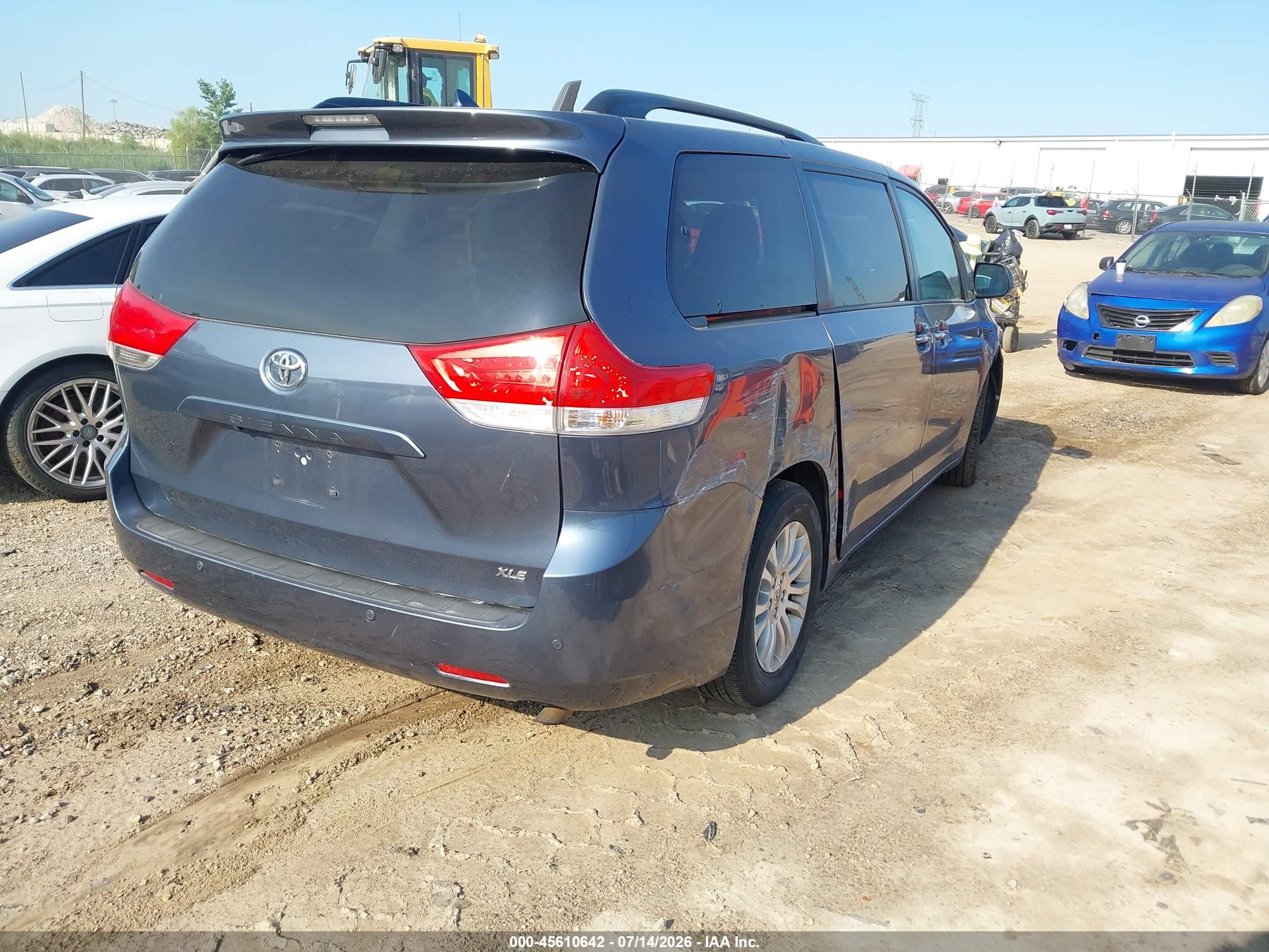 2014 Toyota Sienna Xle V6 8 Passenger Blue vin: 5TDYK3DC9ES472219