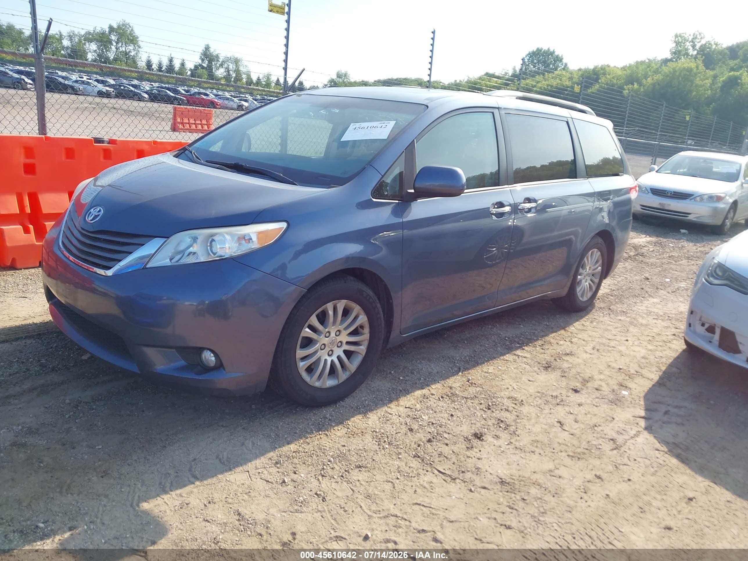 2014 Toyota Sienna Xle V6 8 Passenger Blue vin: 5TDYK3DC9ES472219