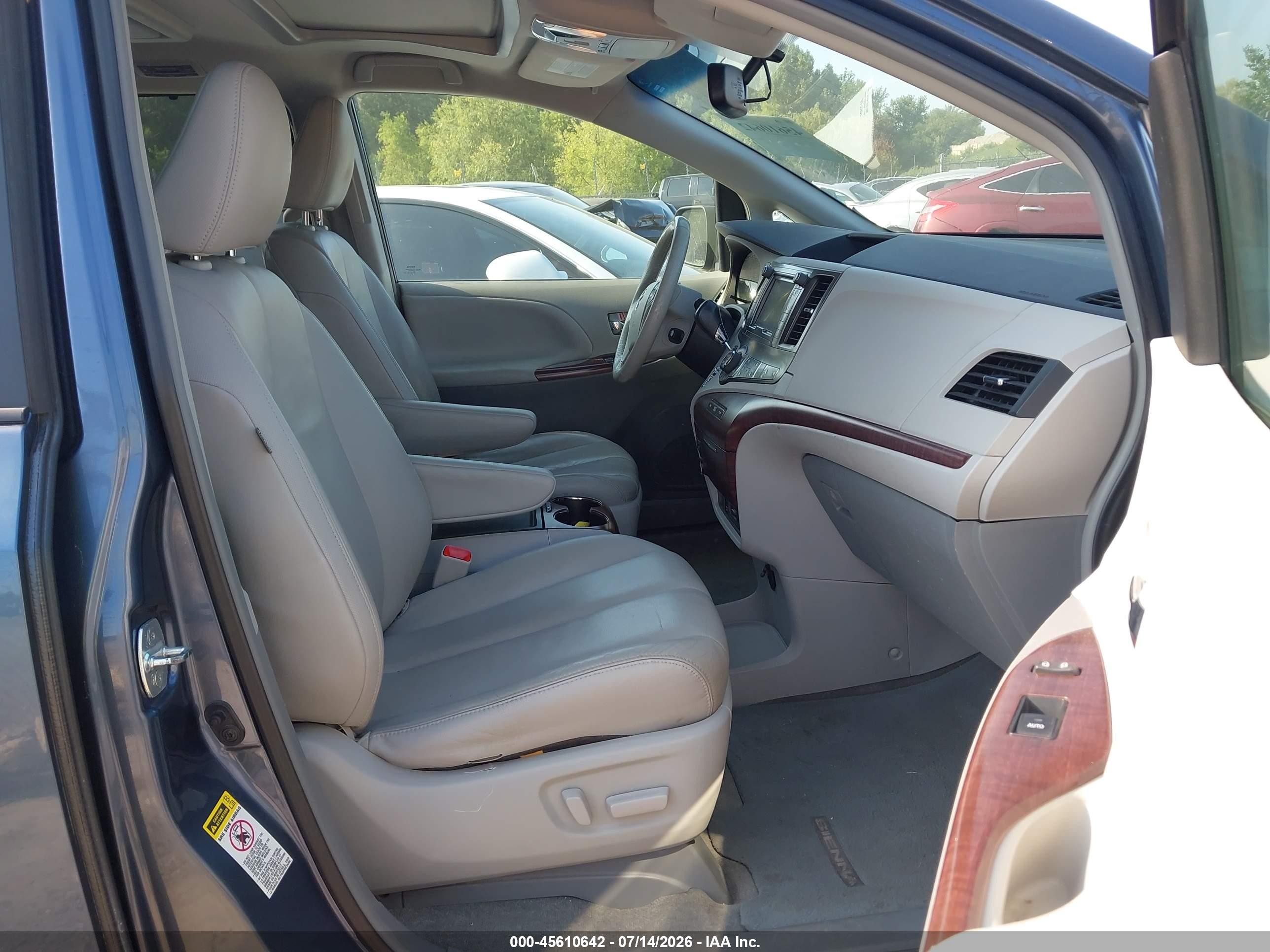 2014 Toyota Sienna Xle V6 8 Passenger Blue vin: 5TDYK3DC9ES472219
