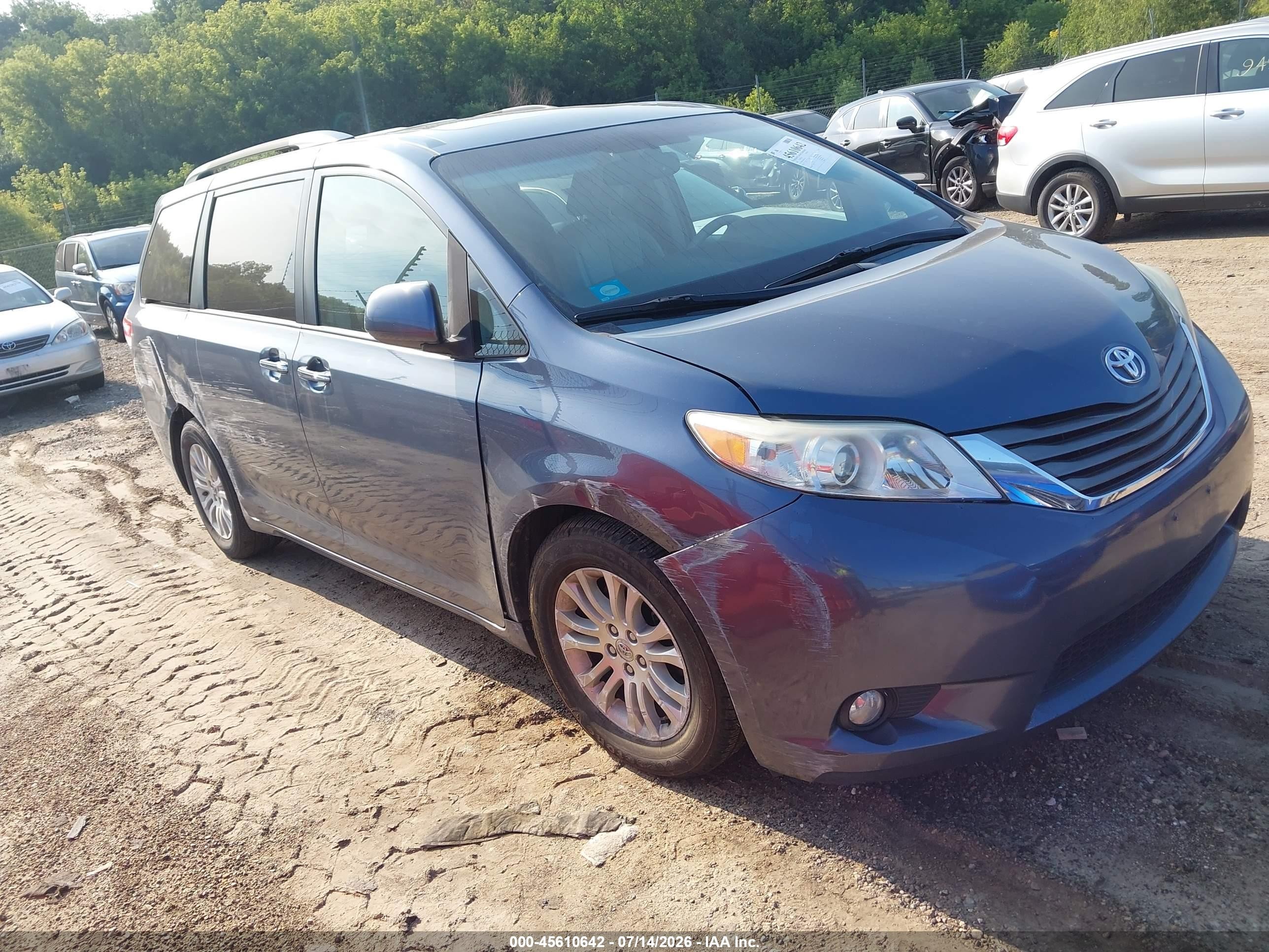 2014 Toyota Sienna Xle V6 8 Passenger Blue vin: 5TDYK3DC9ES472219