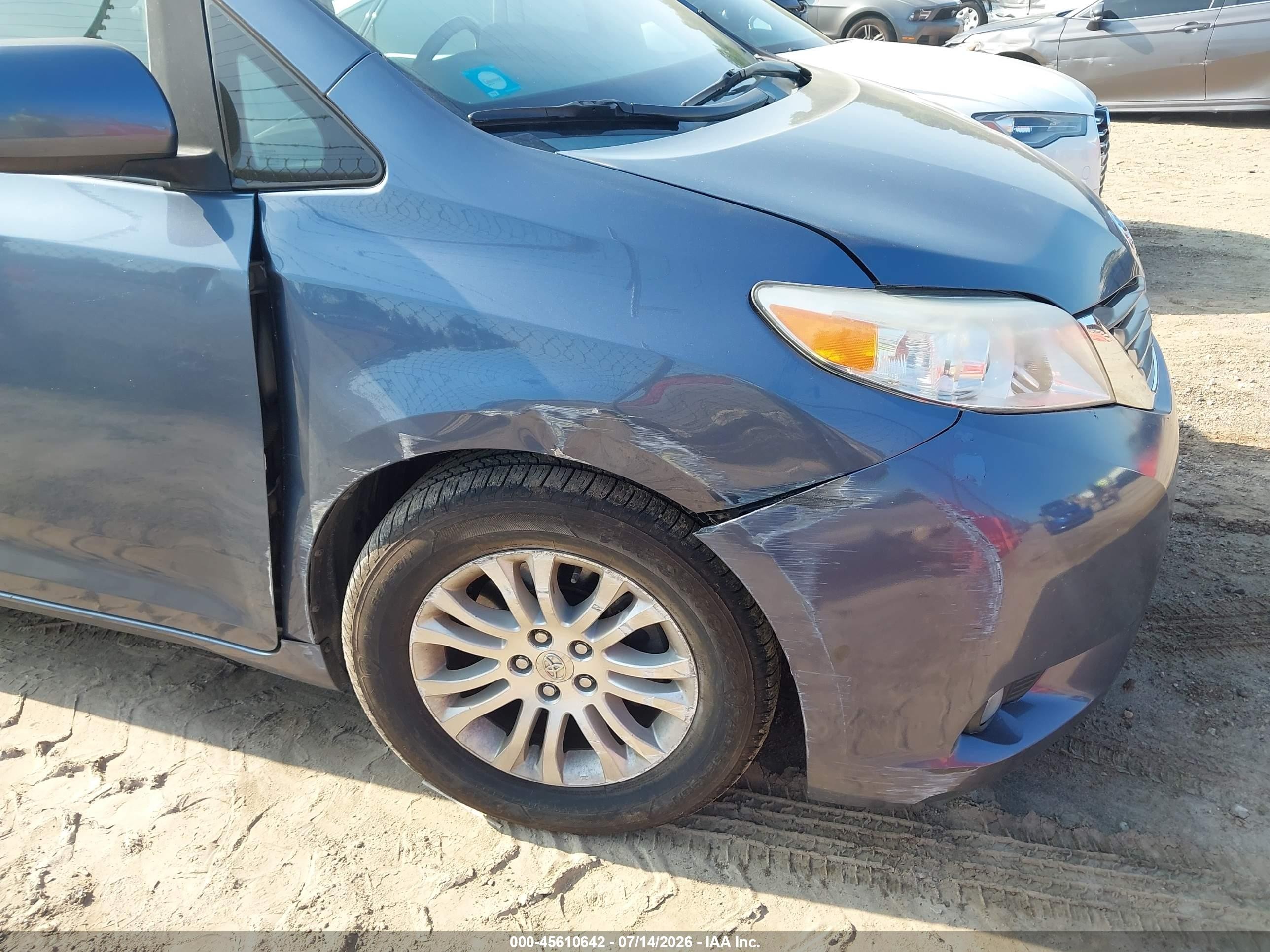 2014 Toyota Sienna Xle V6 8 Passenger Blue vin: 5TDYK3DC9ES472219