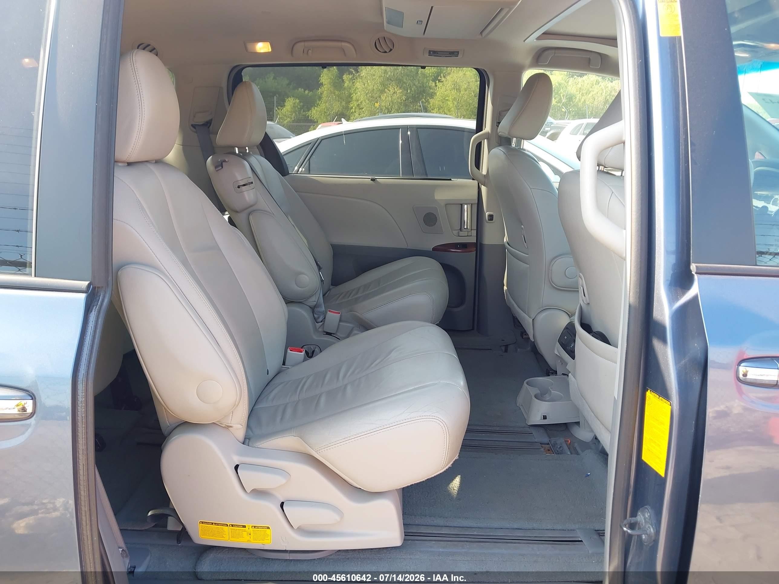 2014 Toyota Sienna Xle V6 8 Passenger Blue vin: 5TDYK3DC9ES472219