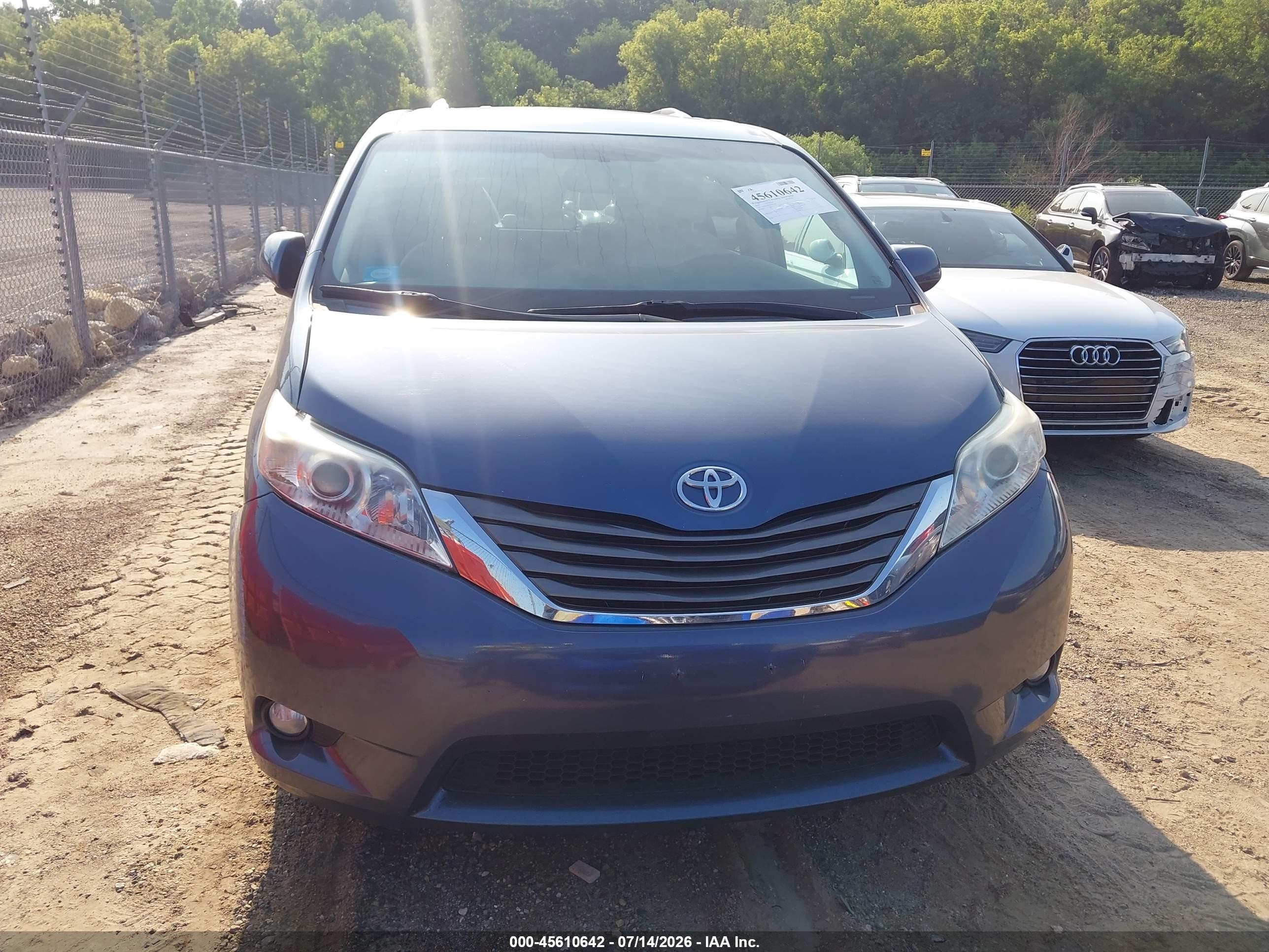 2014 Toyota Sienna Xle V6 8 Passenger Blue vin: 5TDYK3DC9ES472219