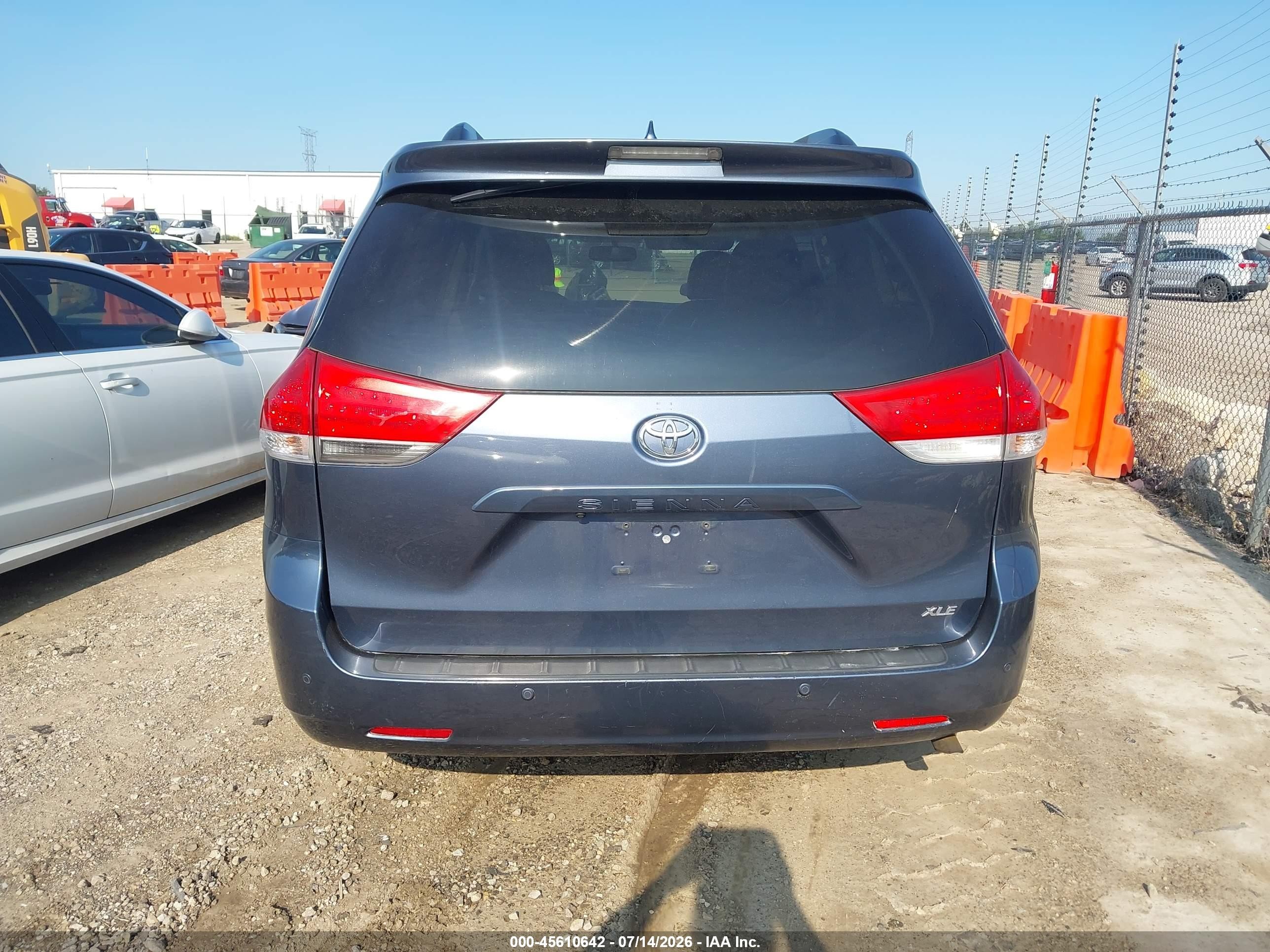2014 Toyota Sienna Xle V6 8 Passenger Blue vin: 5TDYK3DC9ES472219