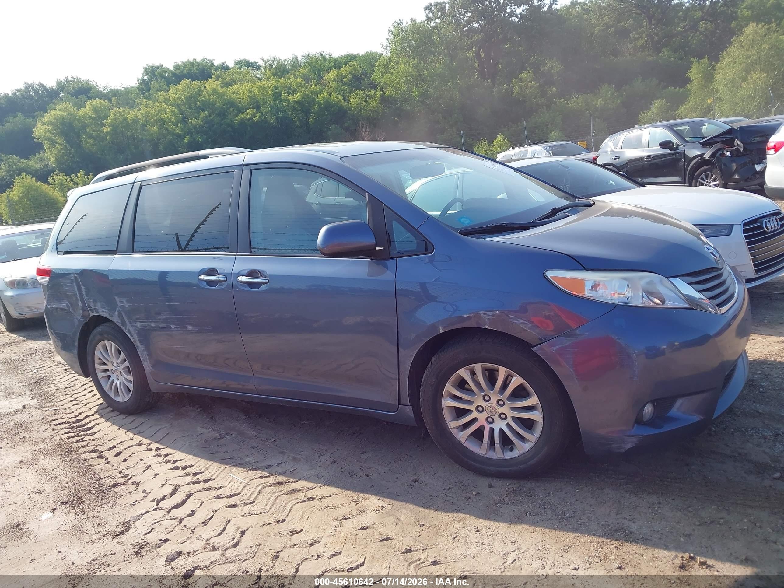 2014 Toyota Sienna Xle V6 8 Passenger Blue vin: 5TDYK3DC9ES472219