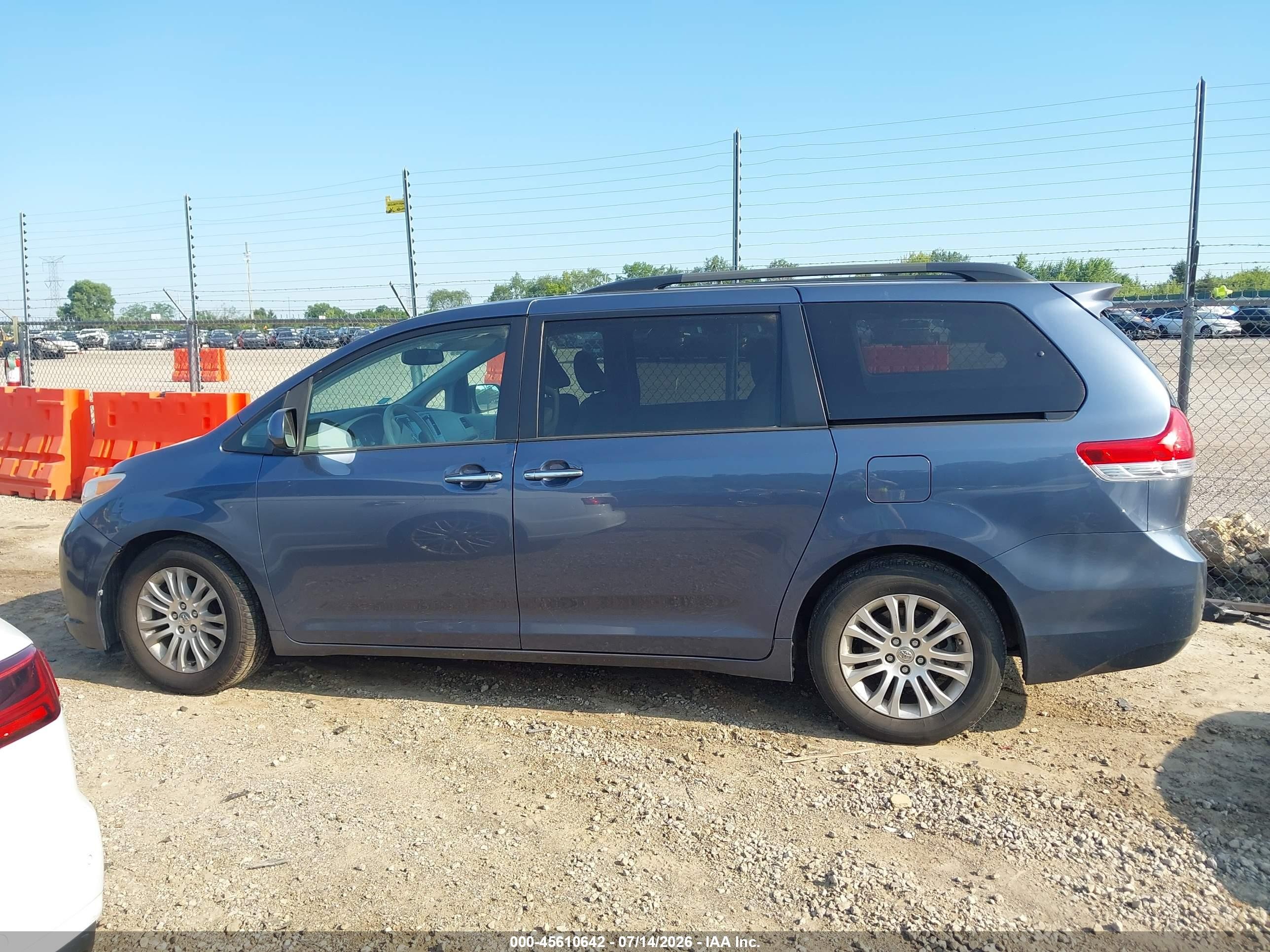 2014 Toyota Sienna Xle V6 8 Passenger Blue vin: 5TDYK3DC9ES472219