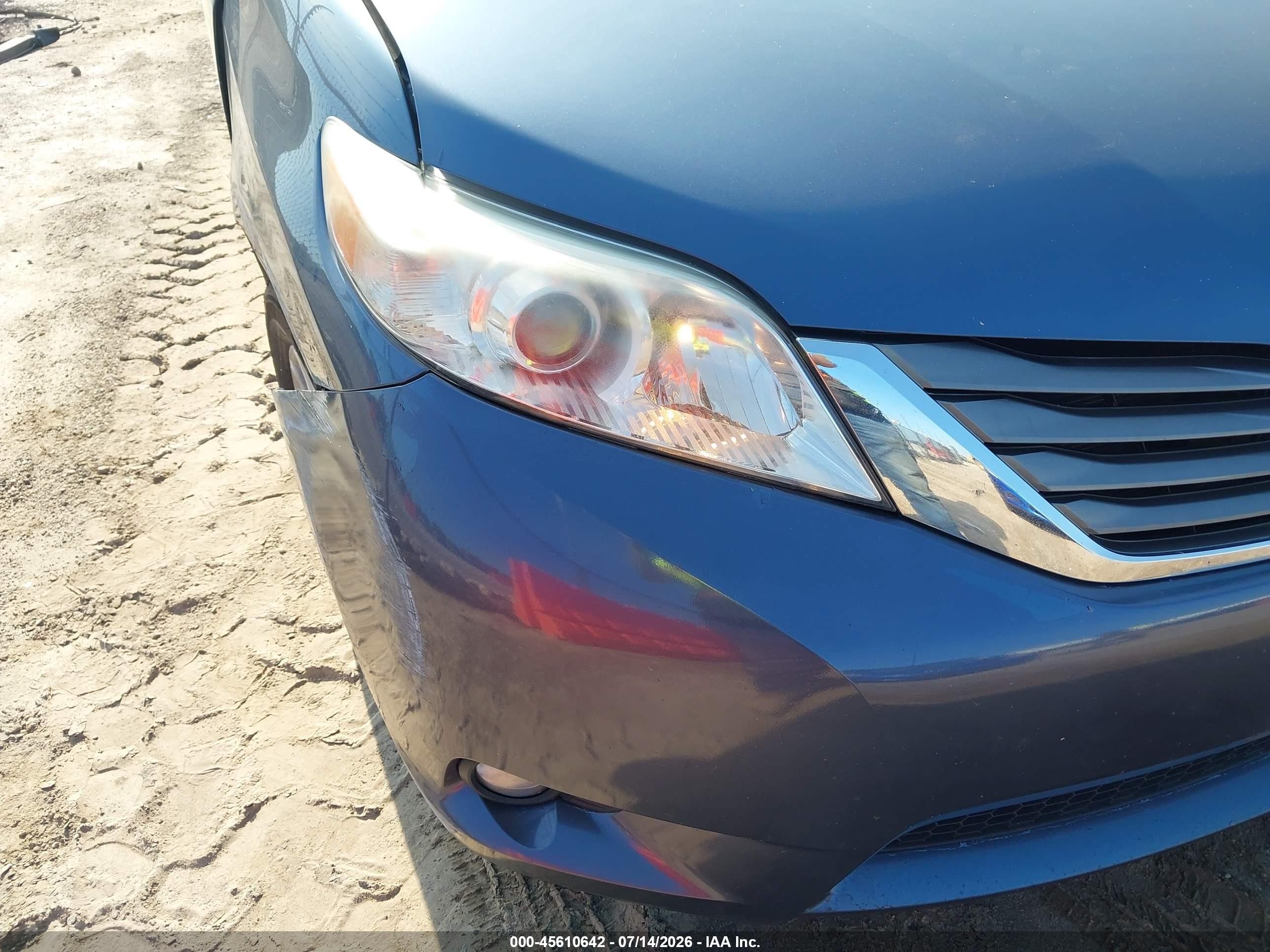 2014 Toyota Sienna Xle V6 8 Passenger Blue vin: 5TDYK3DC9ES472219