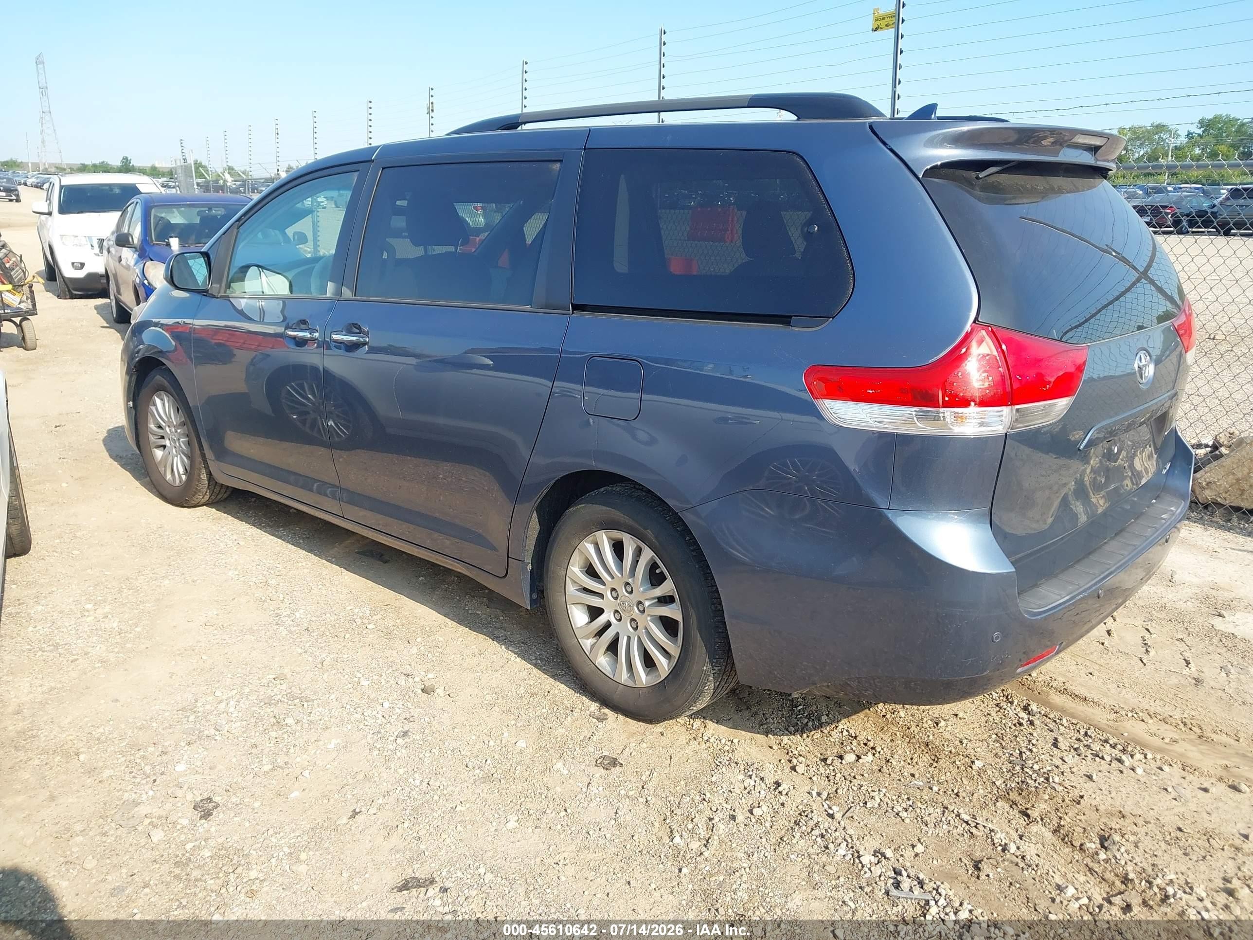 2014 Toyota Sienna Xle V6 8 Passenger Blue vin: 5TDYK3DC9ES472219