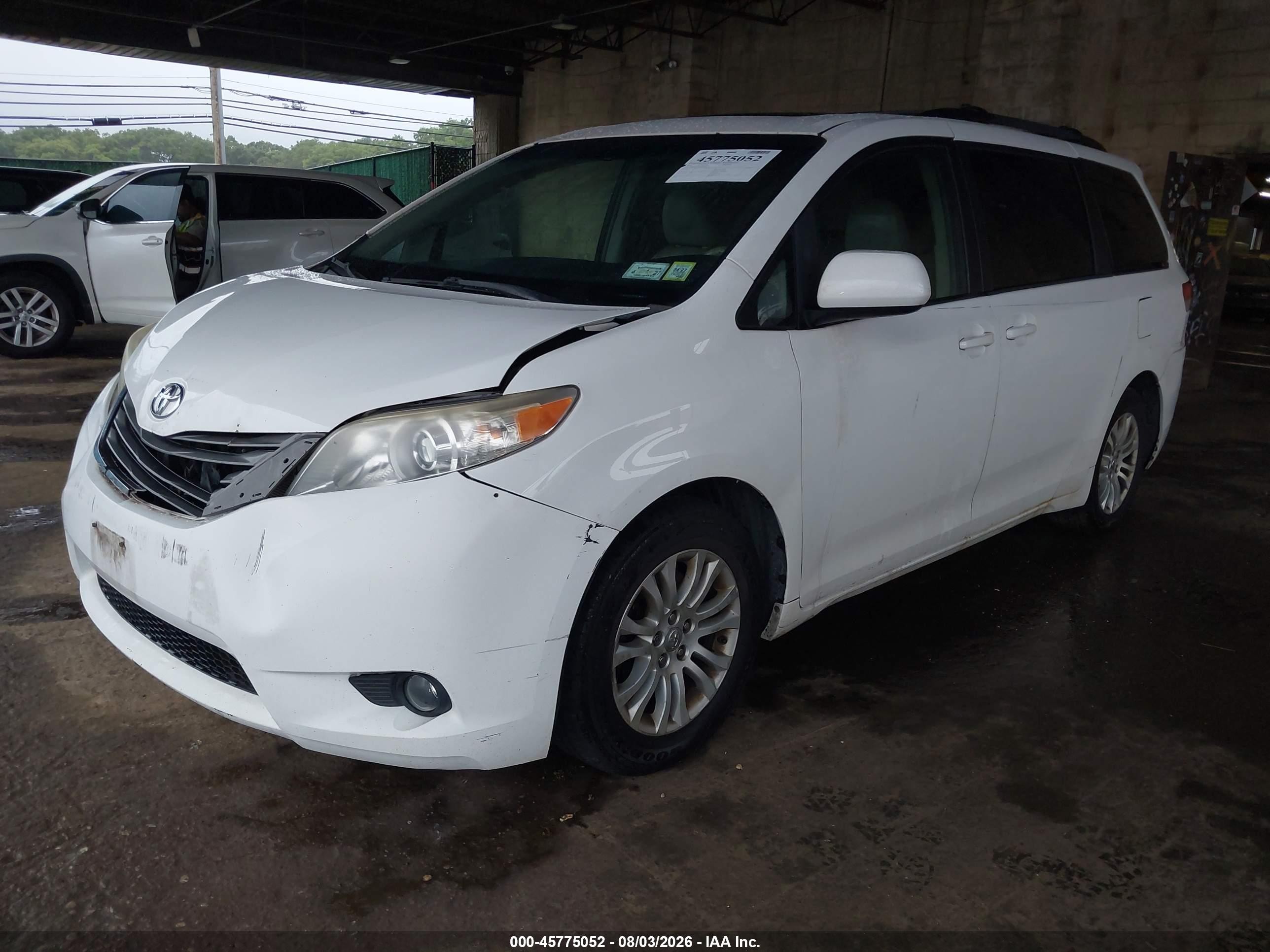2014 Toyota Sienna Xle V6 8 Passenger White vin: 5TDYK3DC9ES474794
