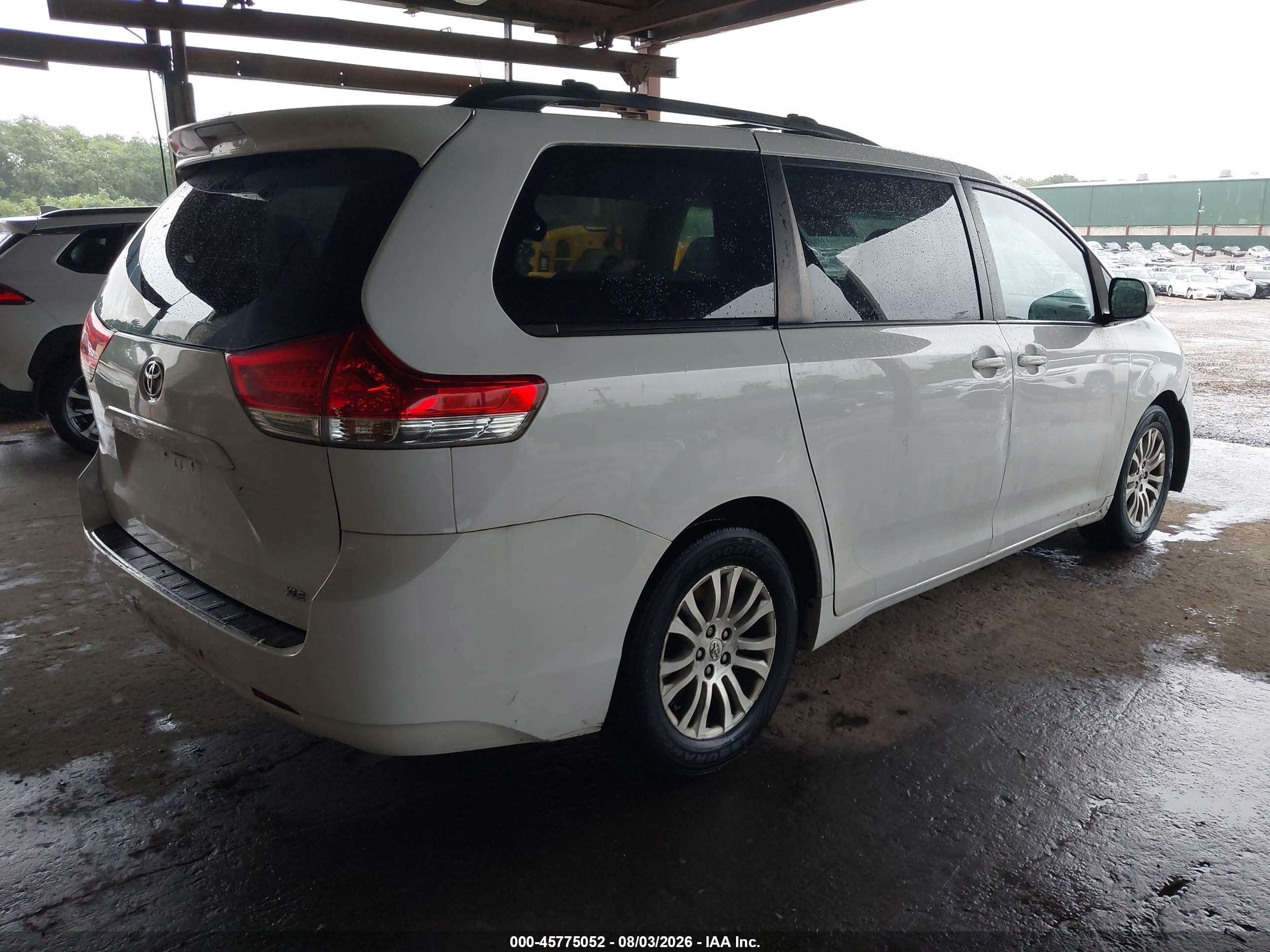 2014 Toyota Sienna Xle V6 8 Passenger White vin: 5TDYK3DC9ES474794