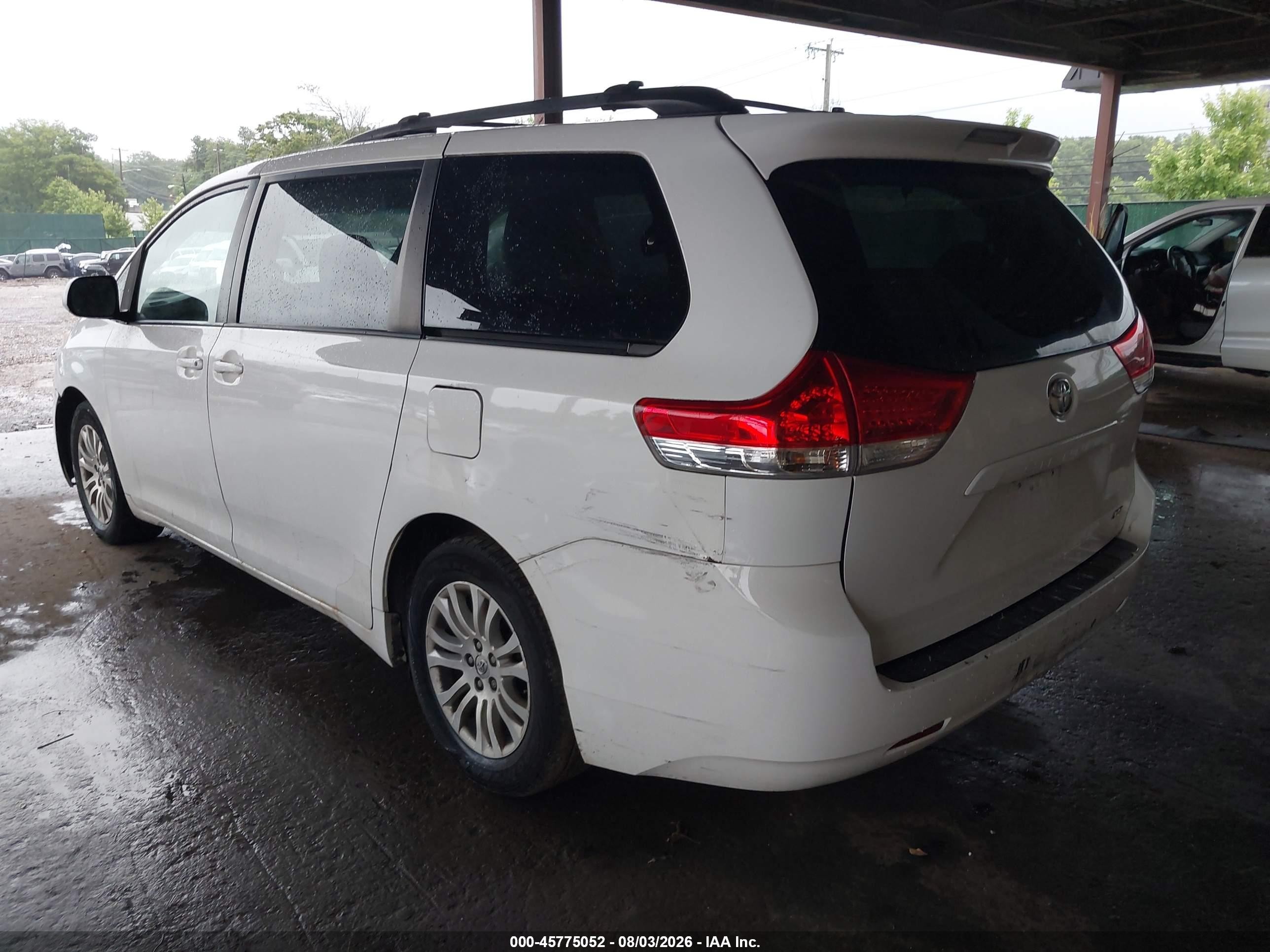 2014 Toyota Sienna Xle V6 8 Passenger White vin: 5TDYK3DC9ES474794
