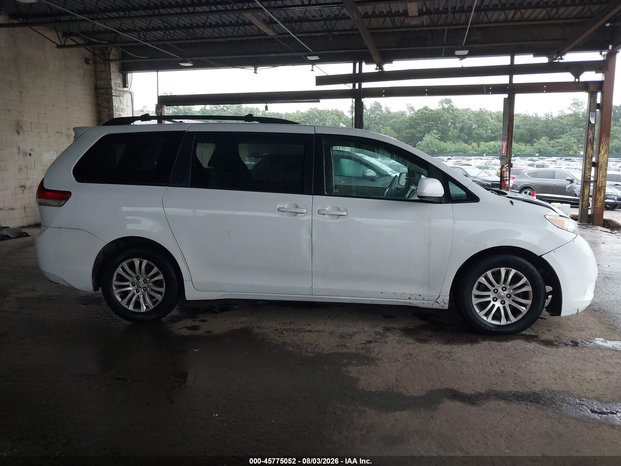 2014 Toyota Sienna Xle V6 8 Passenger White vin: 5TDYK3DC9ES474794
