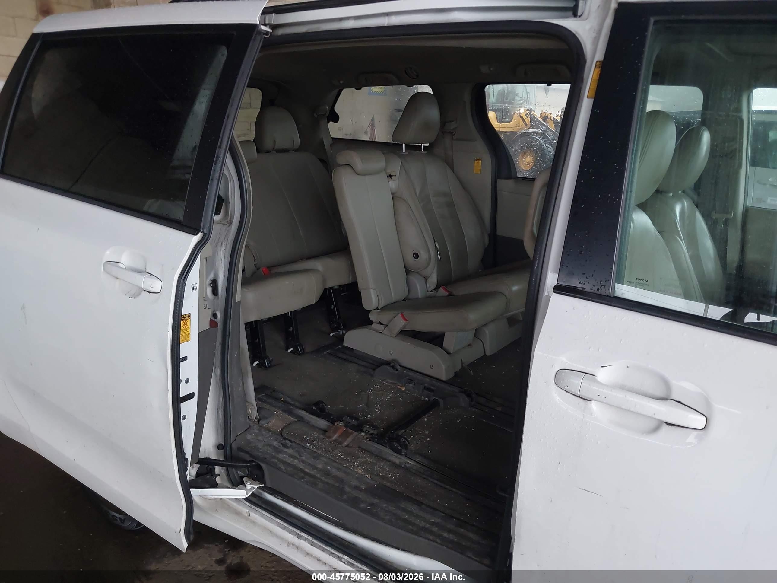 2014 Toyota Sienna Xle V6 8 Passenger White vin: 5TDYK3DC9ES474794