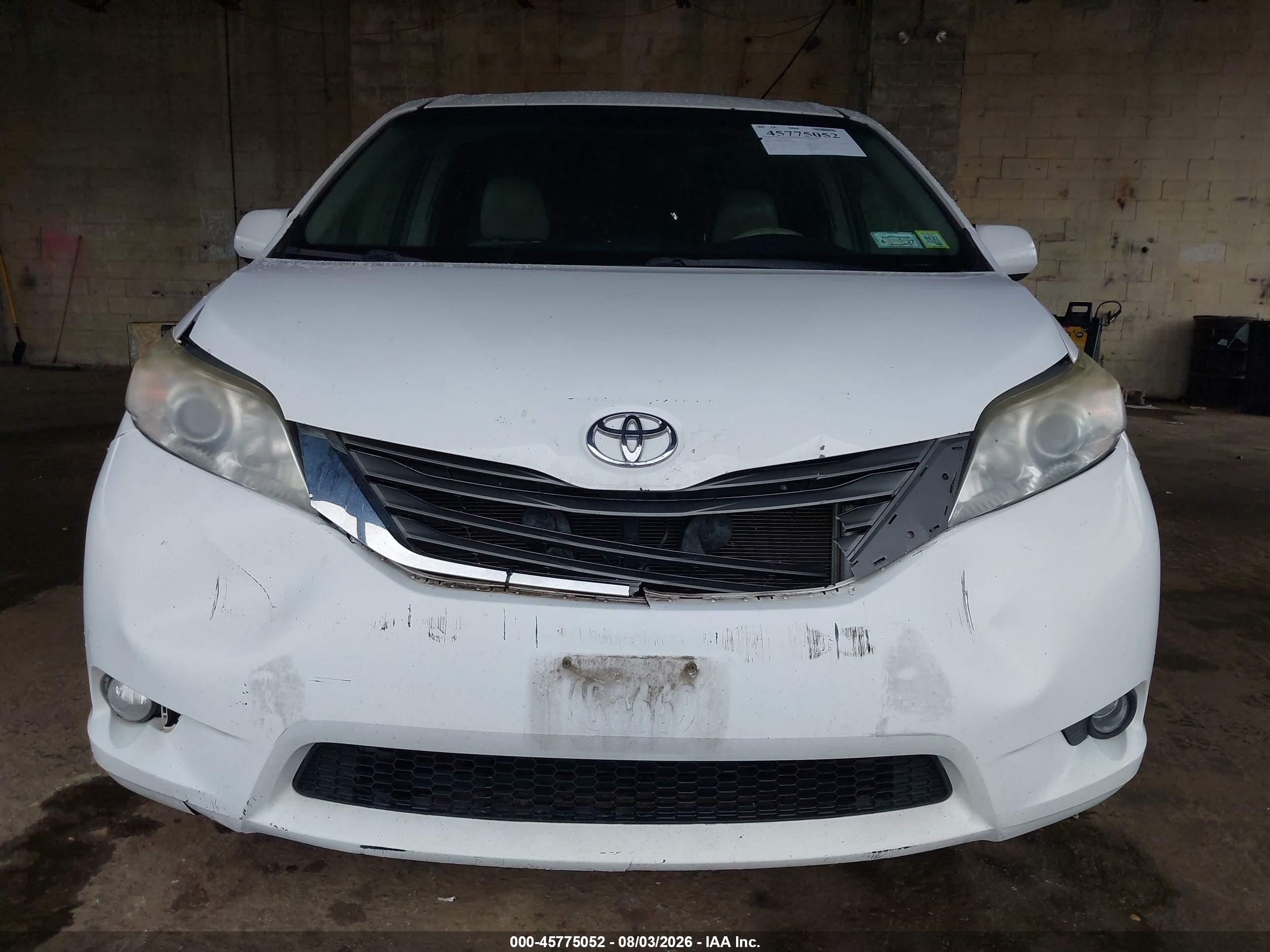 2014 Toyota Sienna Xle V6 8 Passenger White vin: 5TDYK3DC9ES474794