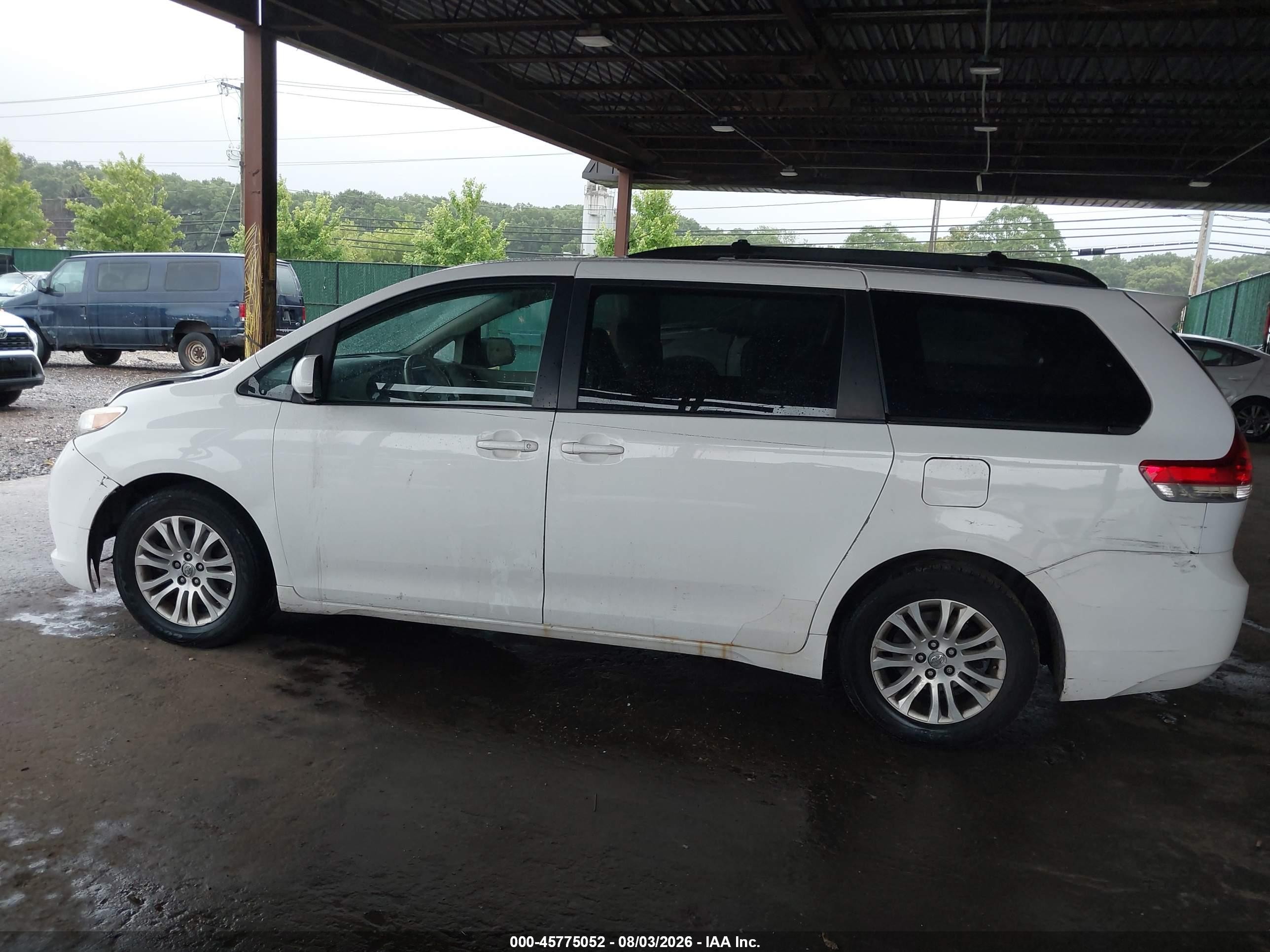 2014 Toyota Sienna Xle V6 8 Passenger White vin: 5TDYK3DC9ES474794