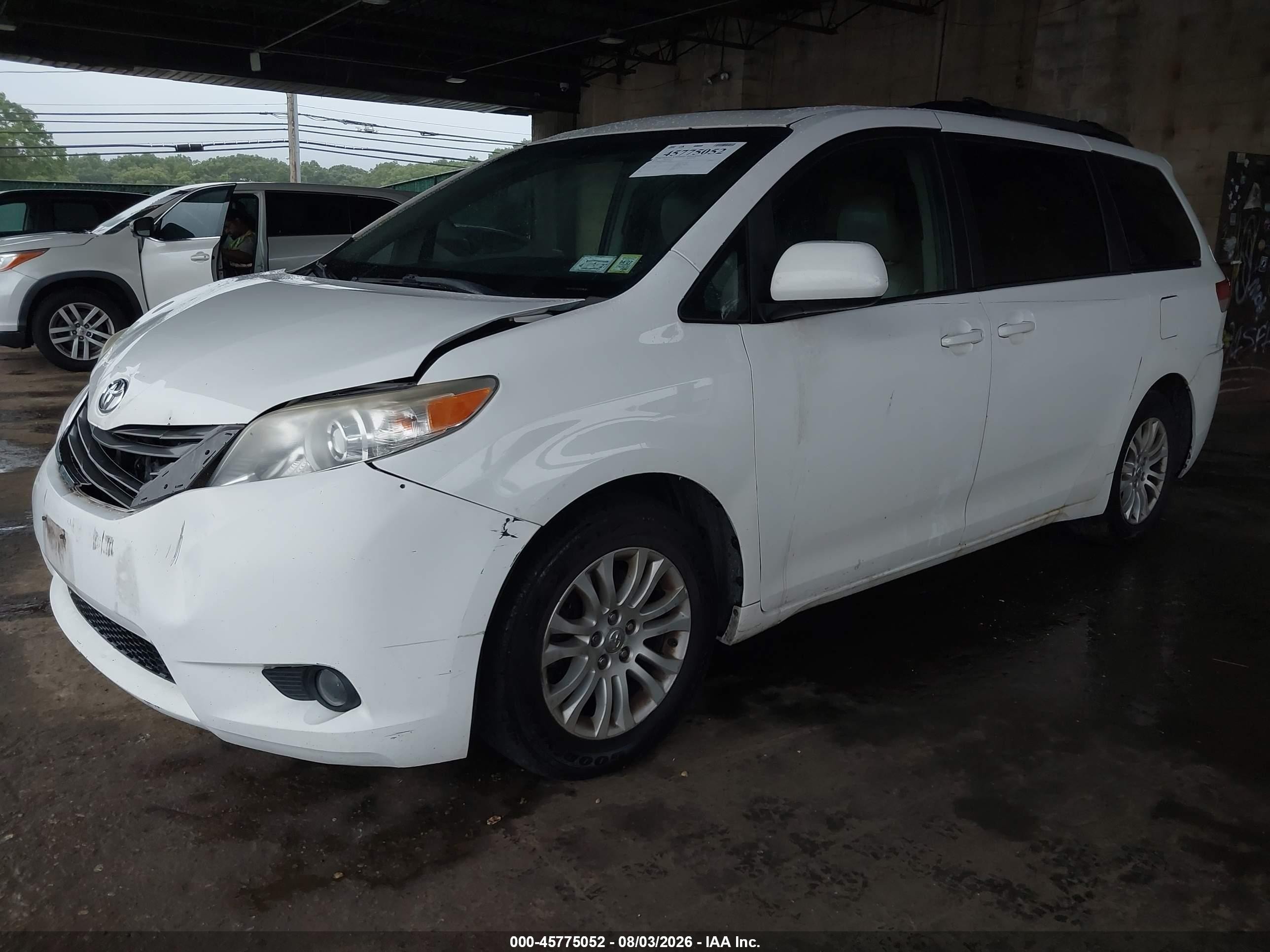 2014 Toyota Sienna Xle V6 8 Passenger White vin: 5TDYK3DC9ES474794