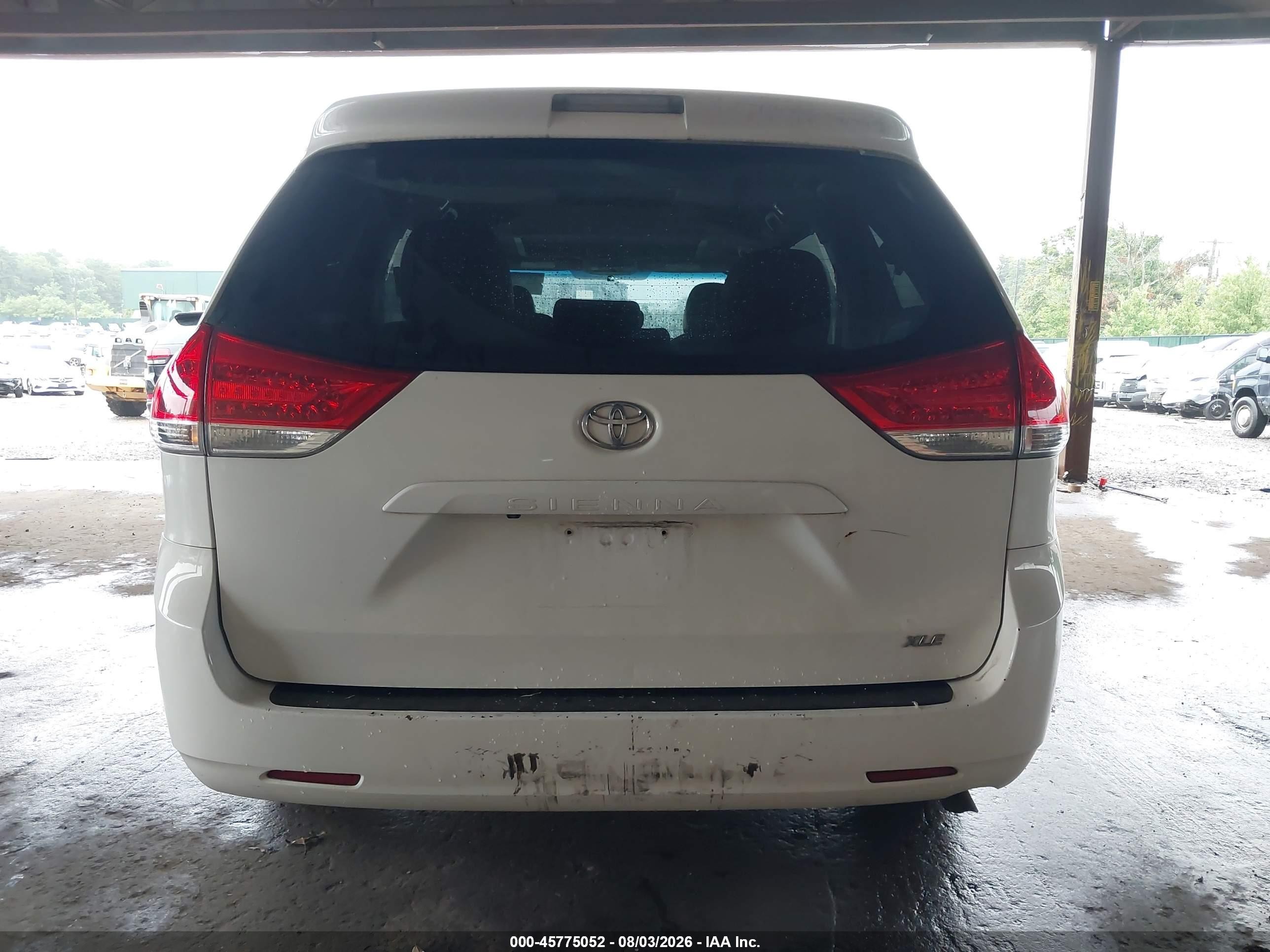 2014 Toyota Sienna Xle V6 8 Passenger White vin: 5TDYK3DC9ES474794
