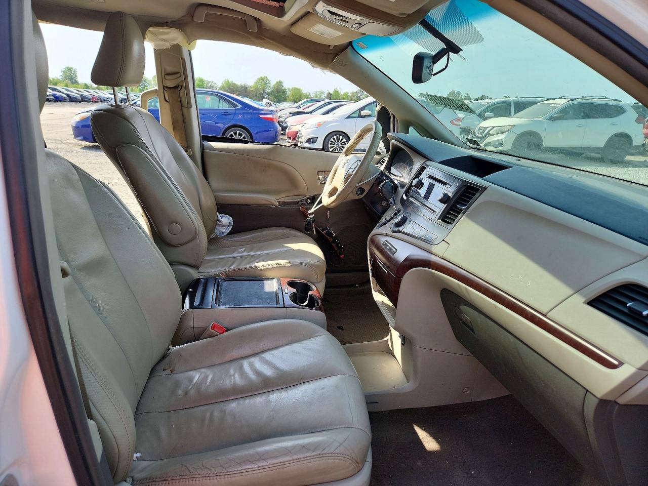 2014 Toyota Sienna Xle 8-passenger White vin: 5TDYK3DC9ES490056