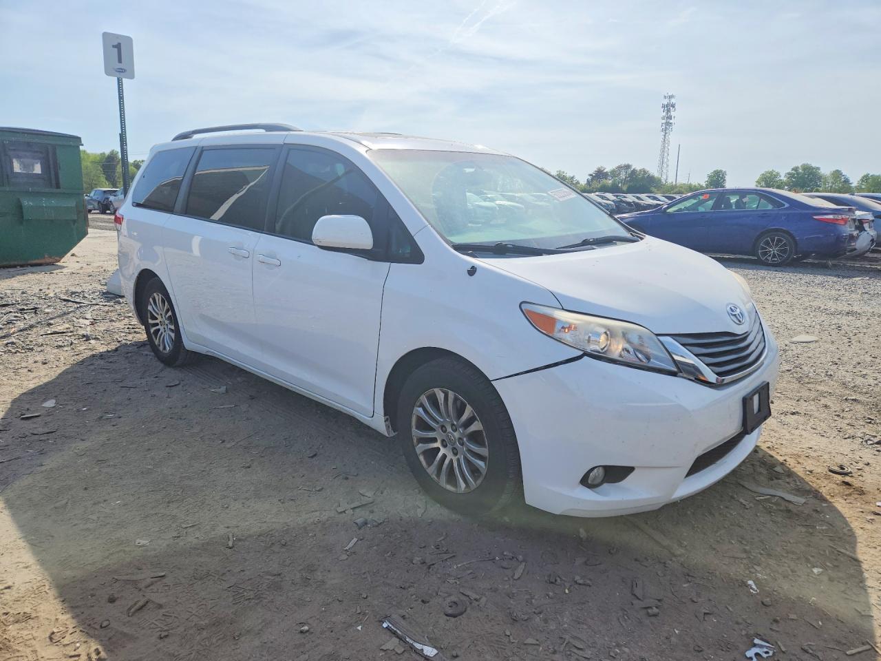 2014 Toyota Sienna Xle 8-passenger White vin: 5TDYK3DC9ES490056