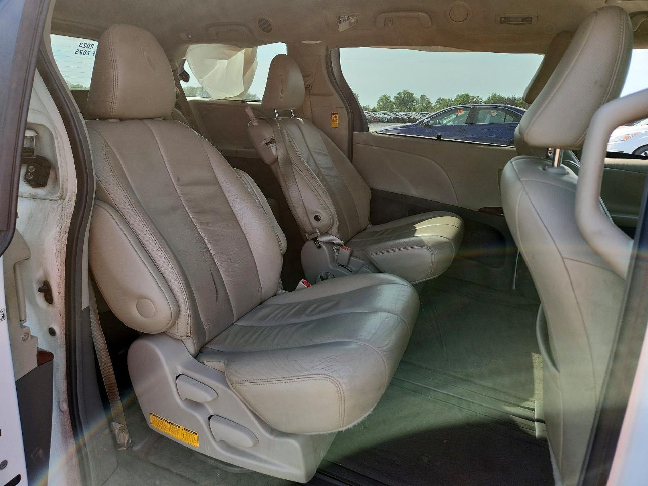2014 Toyota Sienna Xle 8-passenger White vin: 5TDYK3DC9ES490056