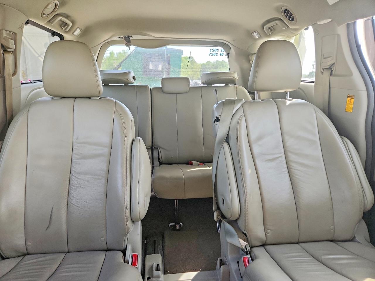 2014 Toyota Sienna Xle 8-passenger White vin: 5TDYK3DC9ES490056