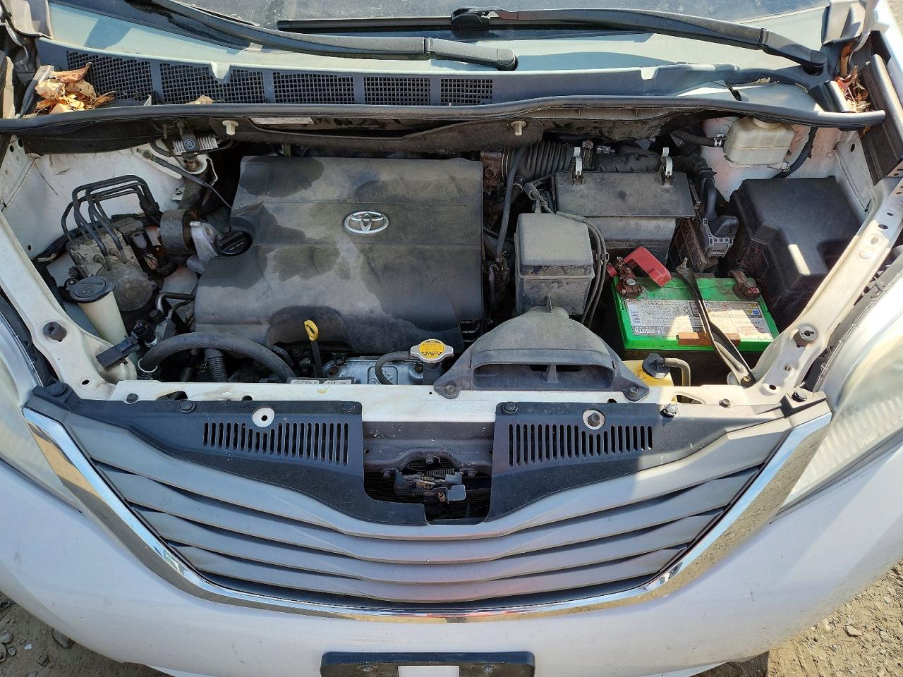2014 Toyota Sienna Xle 8-passenger White vin: 5TDYK3DC9ES490056