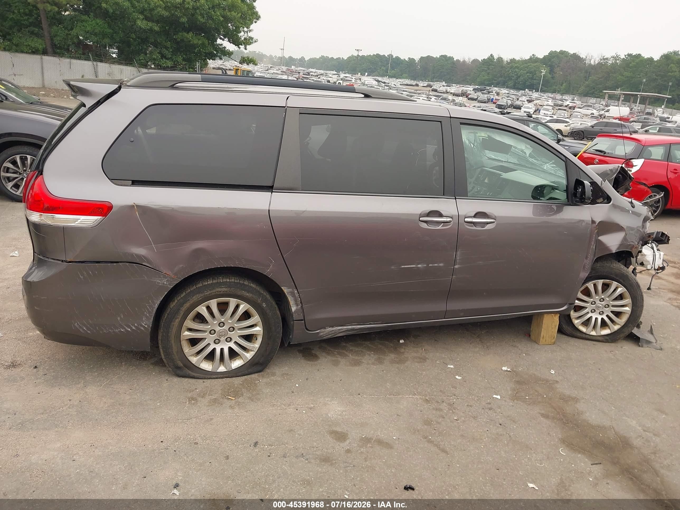 2014 Toyota Sienna Xle V6 8 Passenger Серый vin: 5TDYK3DC9ES523993