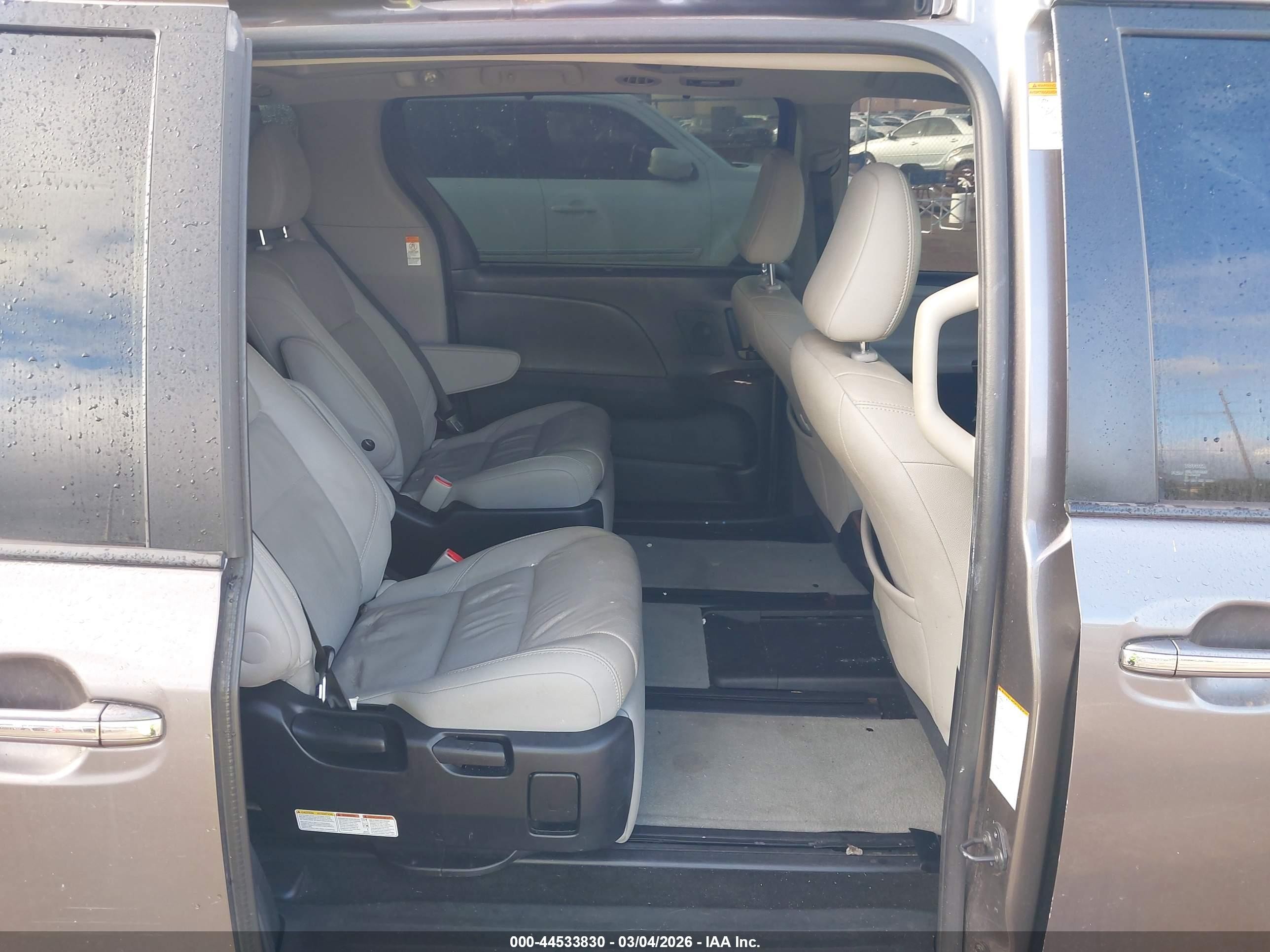 2015 Toyota Sienna Xle 7 Passenger/xle 8 Passenger/xle Premium 8 Passenger Серый vin: 5TDYK3DC9FS535675