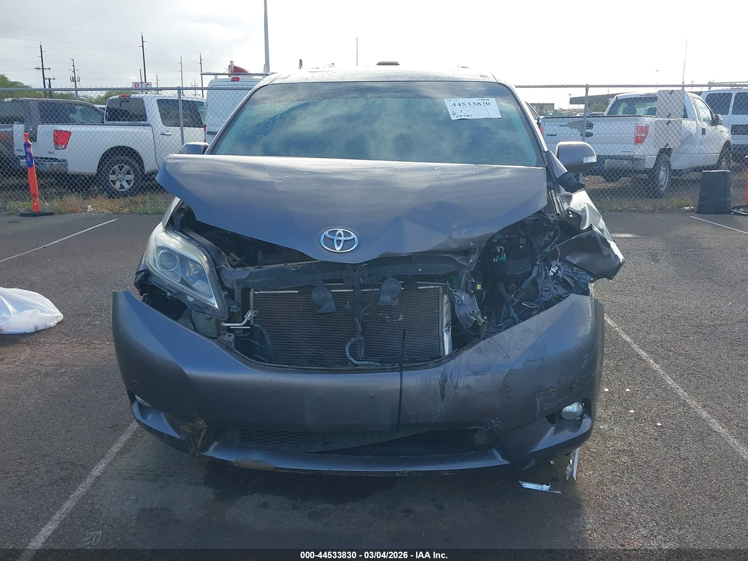 2015 Toyota Sienna Xle 7 Passenger/xle 8 Passenger/xle Premium 8 Passenger Серый vin: 5TDYK3DC9FS535675