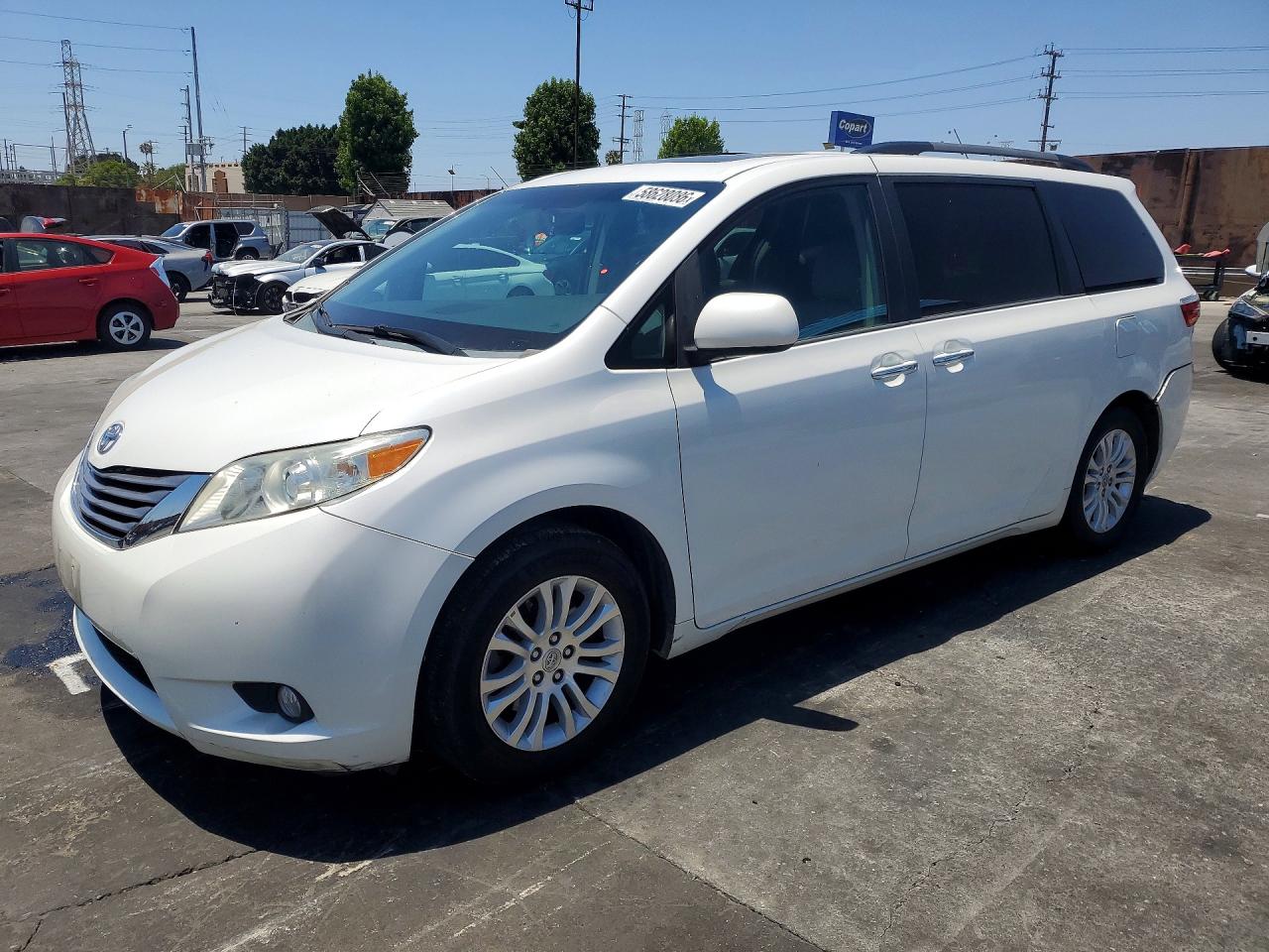 2015 Toyota Sienna Xle 8-passenger White vin: 5TDYK3DC9FS541444