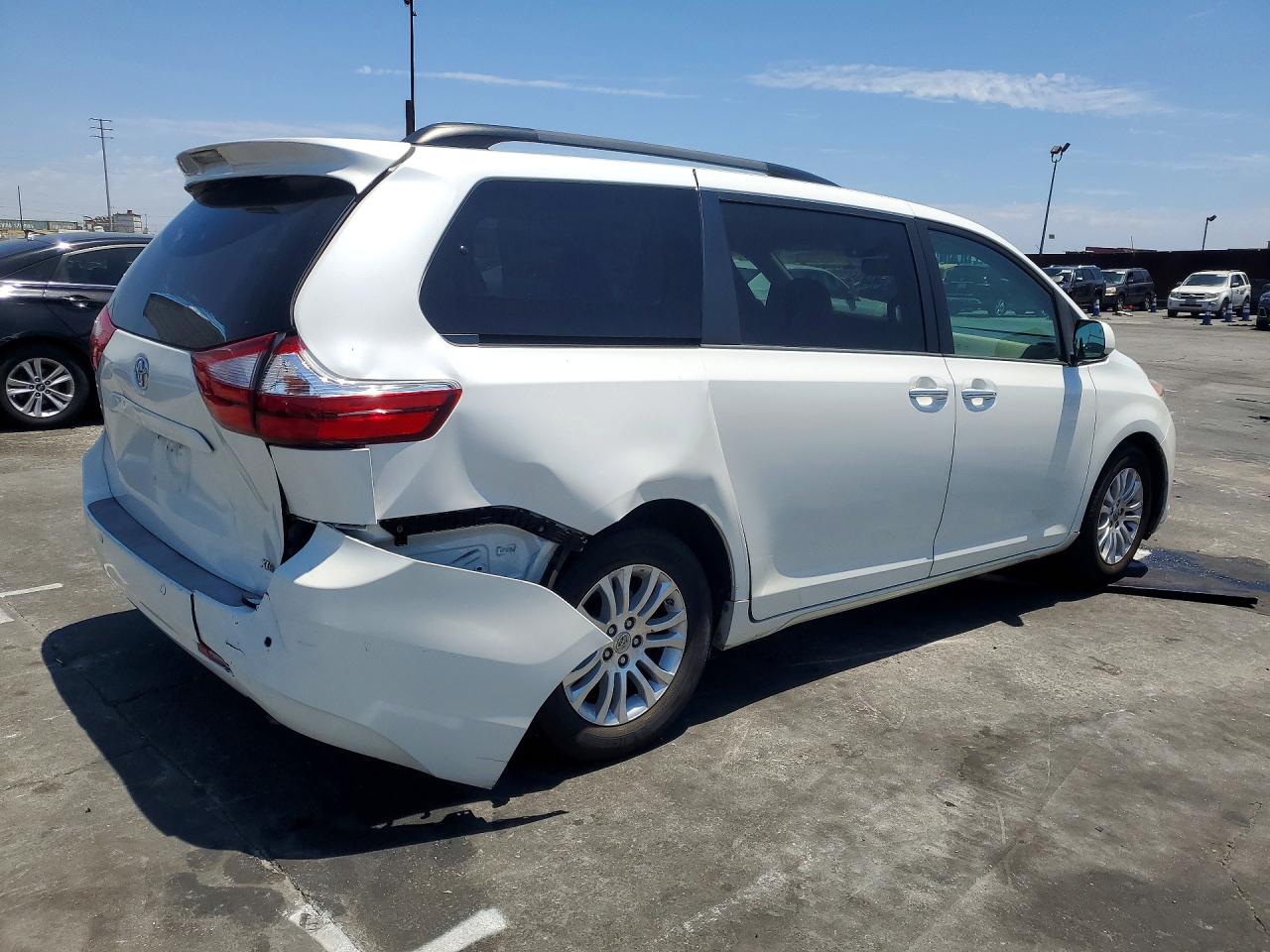 2015 Toyota Sienna Xle 8-passenger White vin: 5TDYK3DC9FS541444