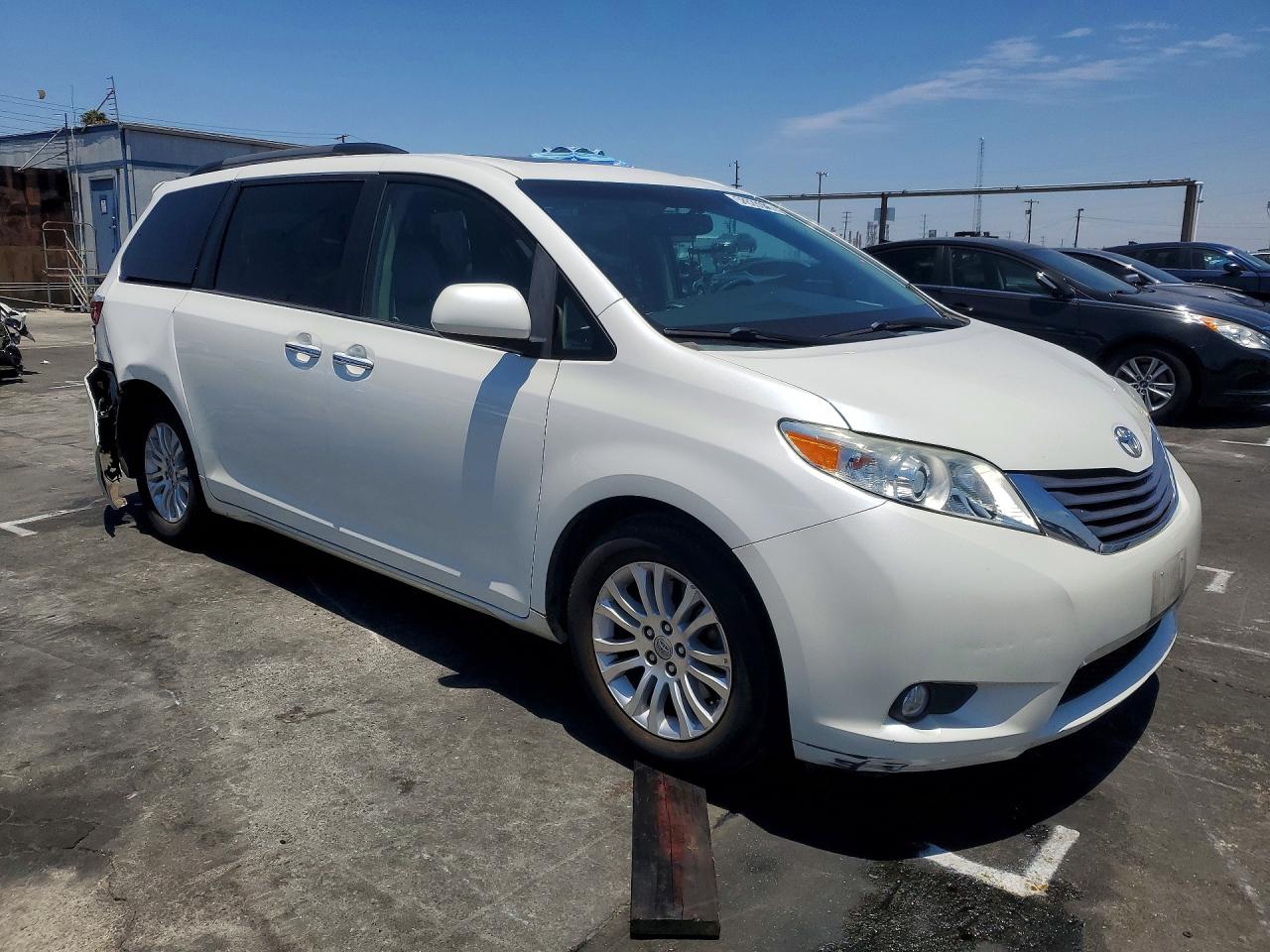 2015 Toyota Sienna Xle 8-passenger White vin: 5TDYK3DC9FS541444