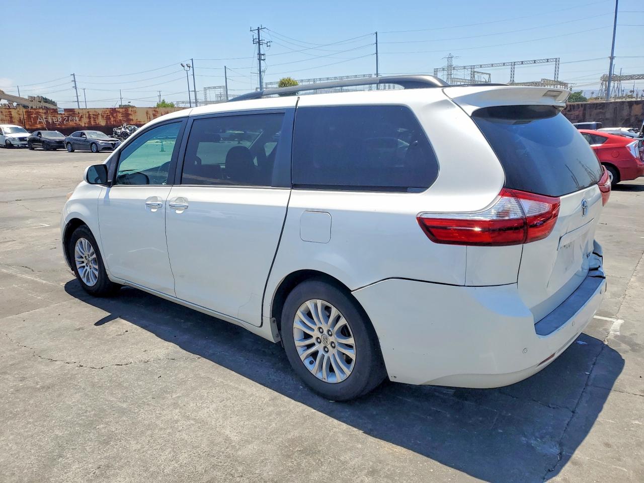 2015 Toyota Sienna Xle 8-passenger White vin: 5TDYK3DC9FS541444