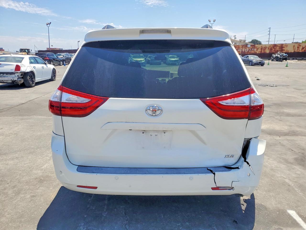 2015 Toyota Sienna Xle 8-passenger White vin: 5TDYK3DC9FS541444