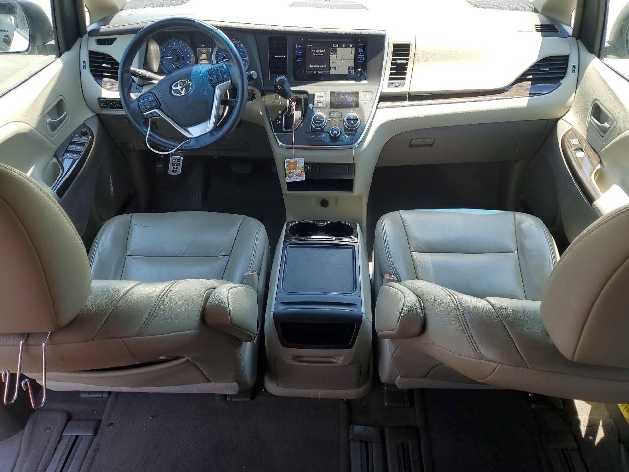 2015 Toyota Sienna Xle 8-passenger White vin: 5TDYK3DC9FS541444