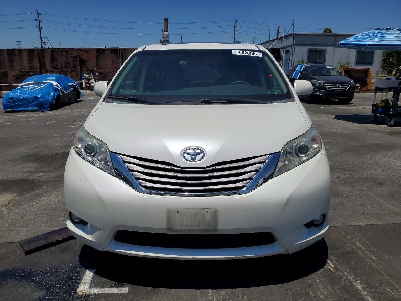 2015 Toyota Sienna Xle 8-passenger White vin: 5TDYK3DC9FS541444