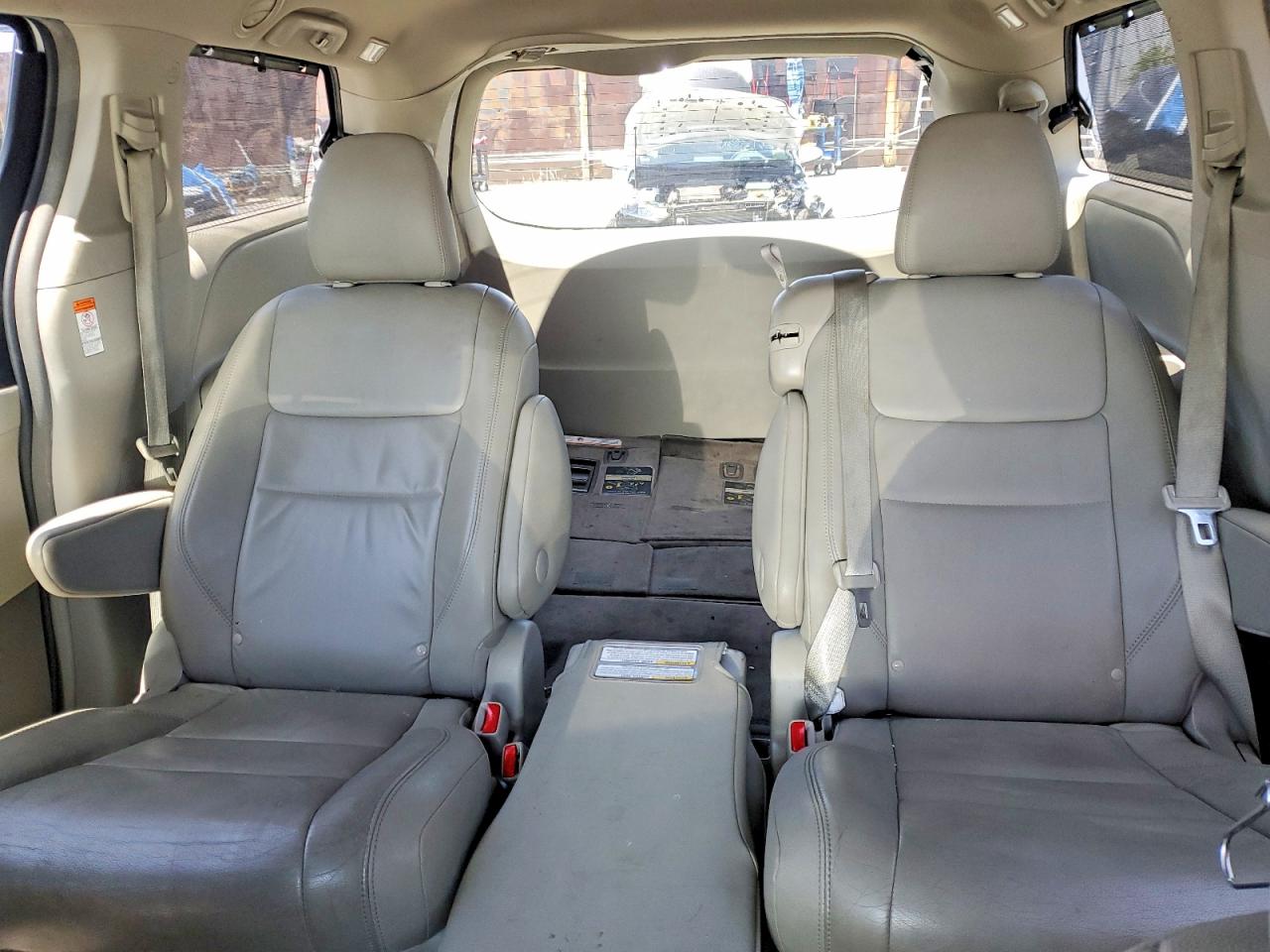2015 Toyota Sienna Xle 8-passenger White vin: 5TDYK3DC9FS541444