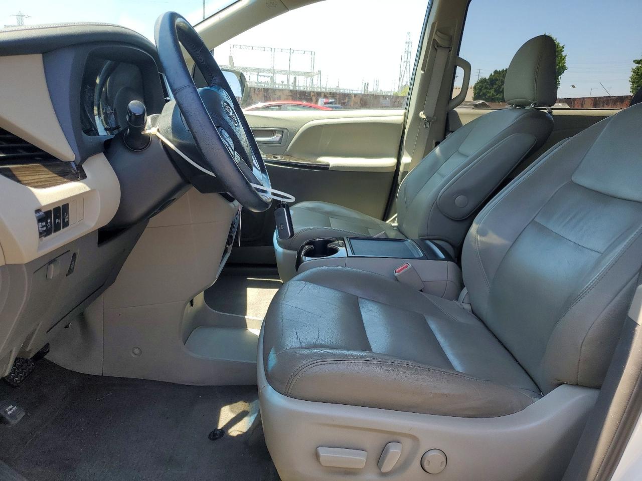 2015 Toyota Sienna Xle 8-passenger White vin: 5TDYK3DC9FS541444