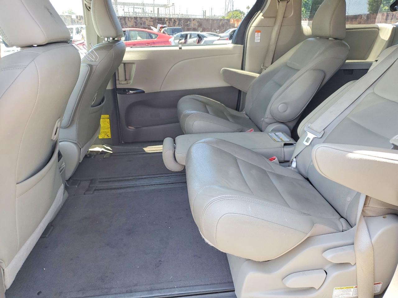 2015 Toyota Sienna Xle 8-passenger White vin: 5TDYK3DC9FS541444