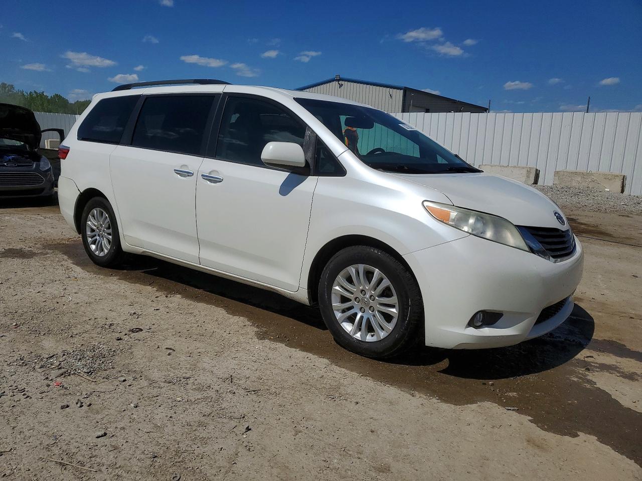 2015 Toyota Sienna Xle Premium 8-passenger White vin: 5TDYK3DC9FS550192