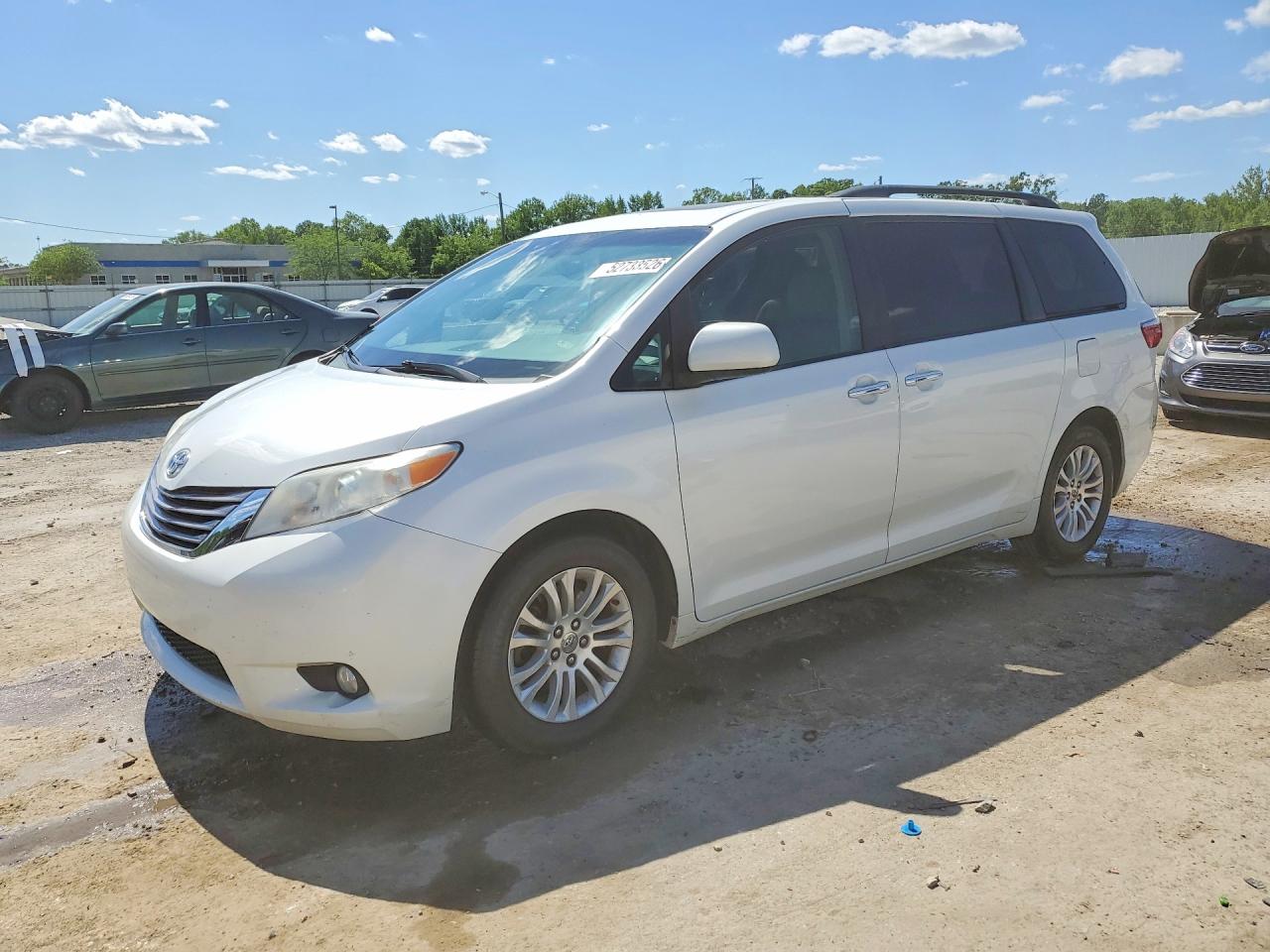 2015 Toyota Sienna Xle Premium 8-passenger White vin: 5TDYK3DC9FS550192