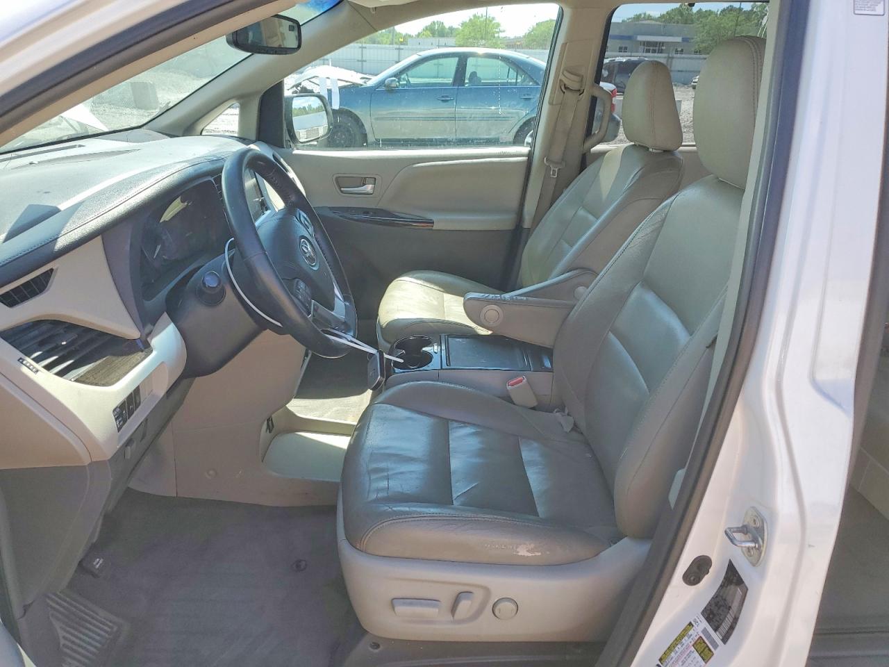 2015 Toyota Sienna Xle Premium 8-passenger White vin: 5TDYK3DC9FS550192