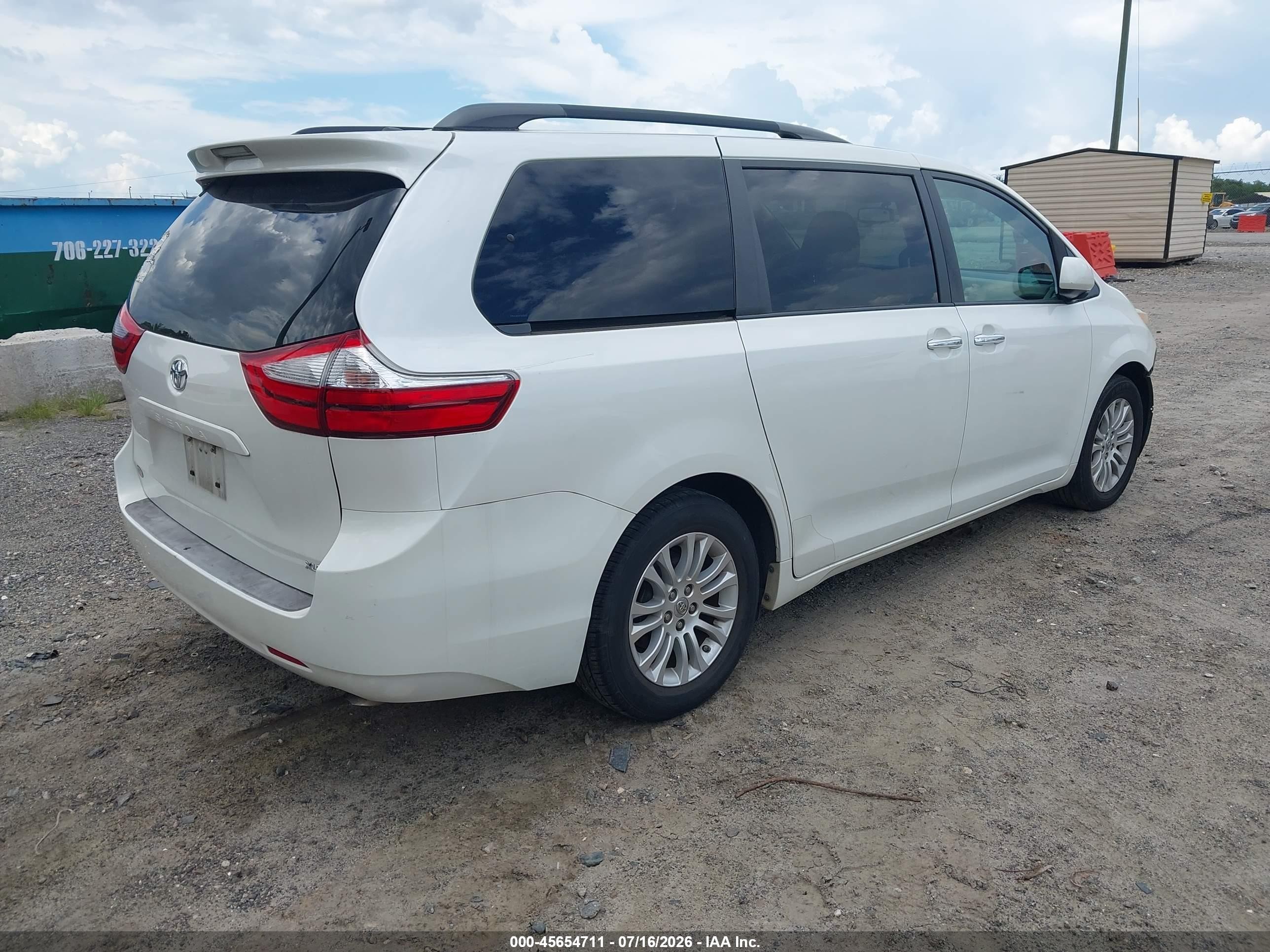 2015 Toyota Sienna Xle 8 Passenger White vin: 5TDYK3DC9FS553657
