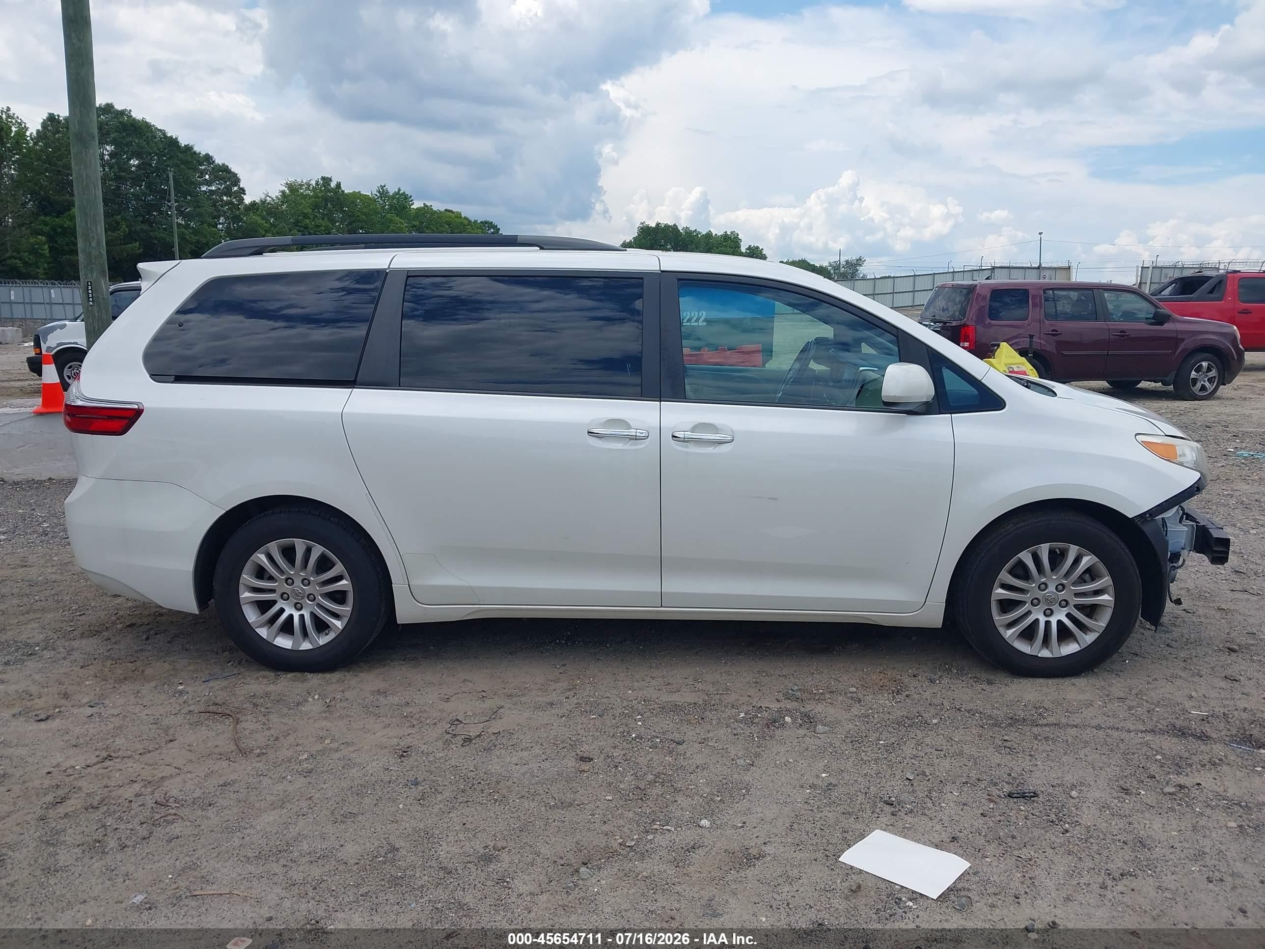 2015 Toyota Sienna Xle 8 Passenger White vin: 5TDYK3DC9FS553657