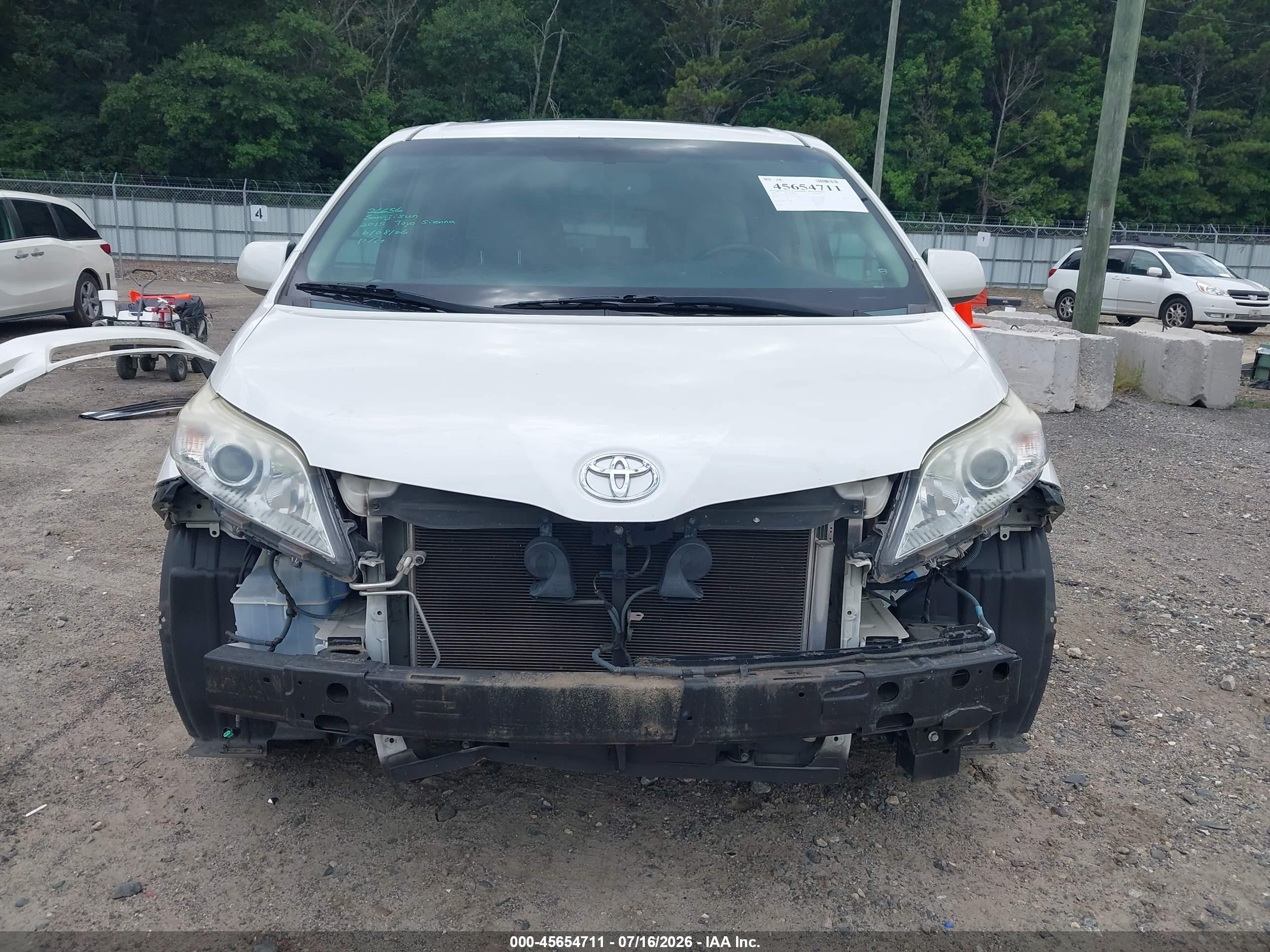 2015 Toyota Sienna Xle 8 Passenger White vin: 5TDYK3DC9FS553657