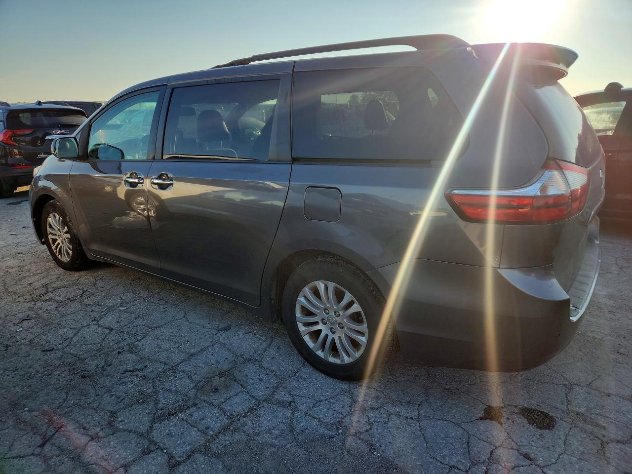 2015 Toyota Sienna Xle Premium 8-passenger Gray vin: 5TDYK3DC9FS567073