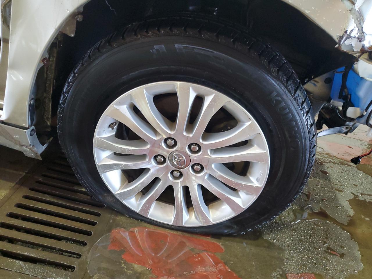 2015 Toyota Sienna Xle 8-passenger Gold vin: 5TDYK3DC9FS567560 Damage: Right Front Tire, Flat, Repair Required