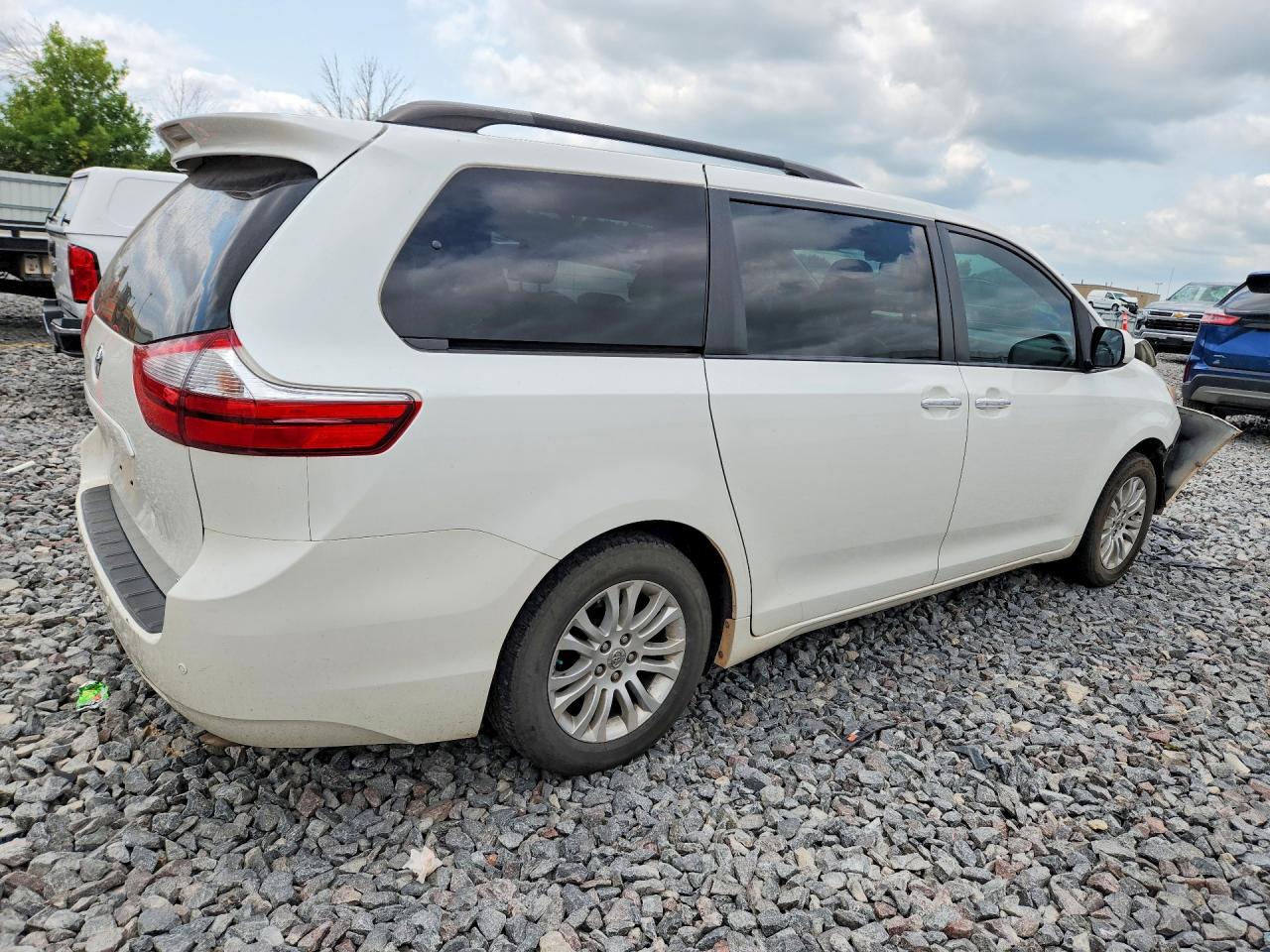 2015 Toyota Sienna Xle 8-passenger White vin: 5TDYK3DC9FS596556