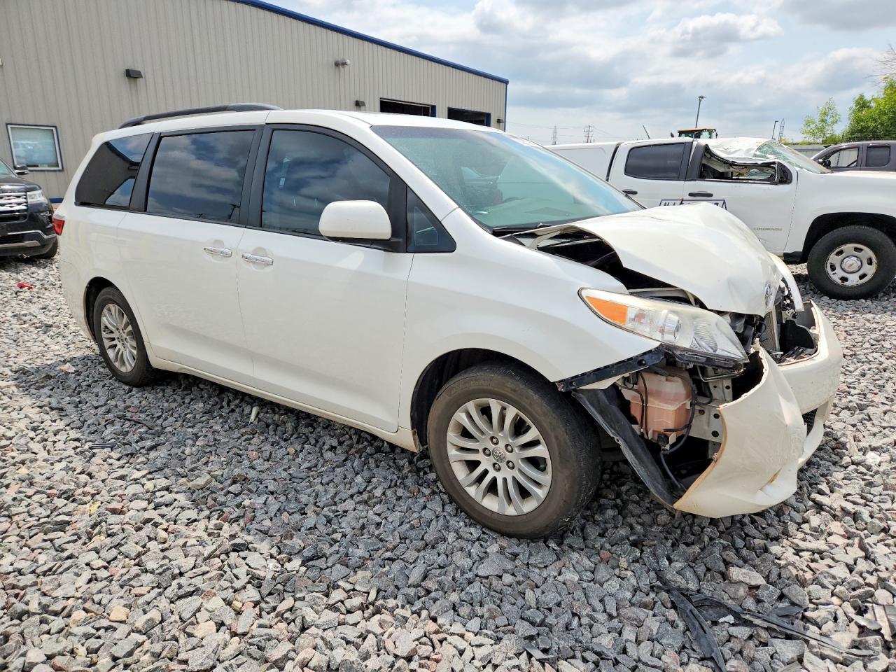 2015 Toyota Sienna Xle 8-passenger White vin: 5TDYK3DC9FS596556